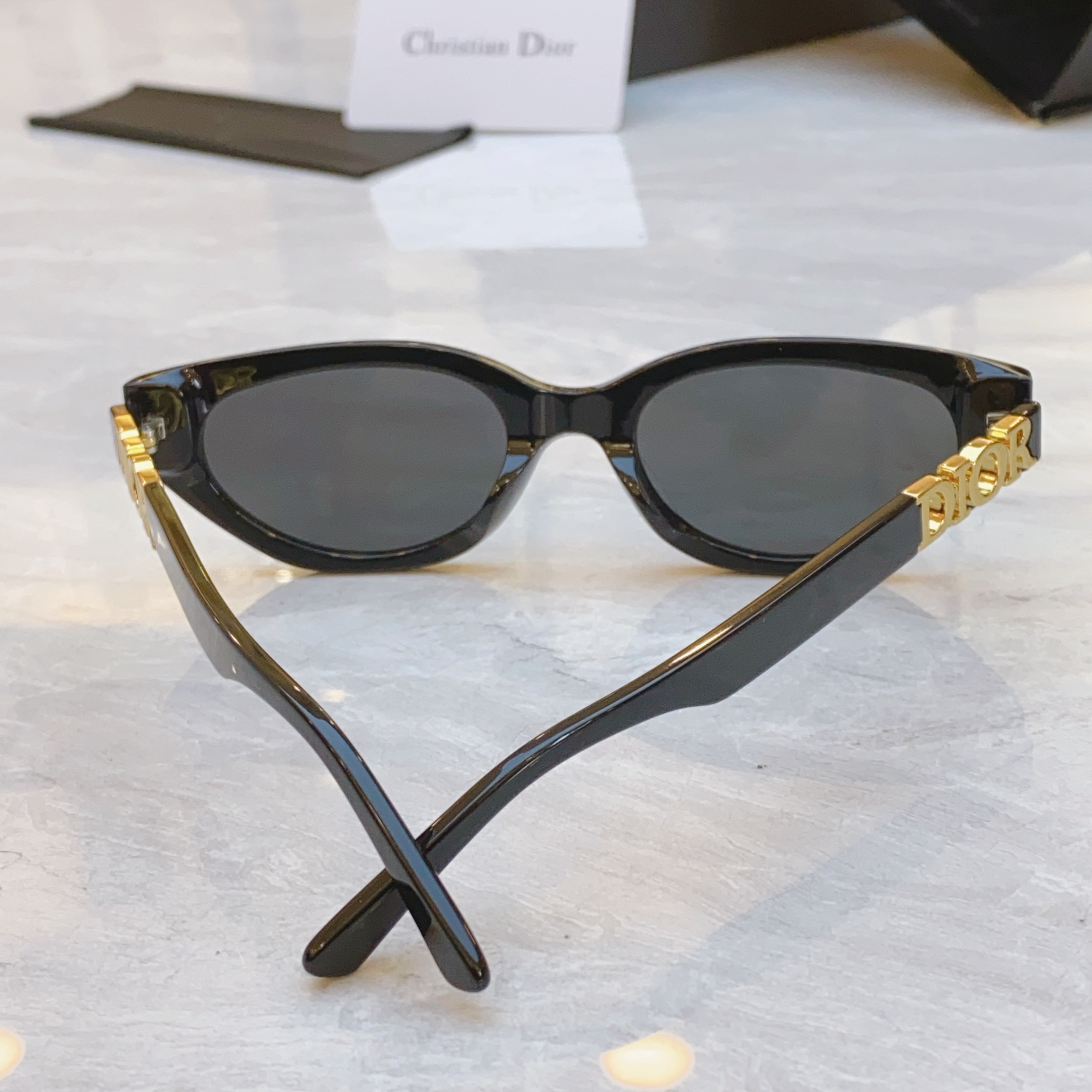 ，【DIO* 】迪*奥新款太阳镜，
MODEL：CDior8602，SIZE：53口22-145
