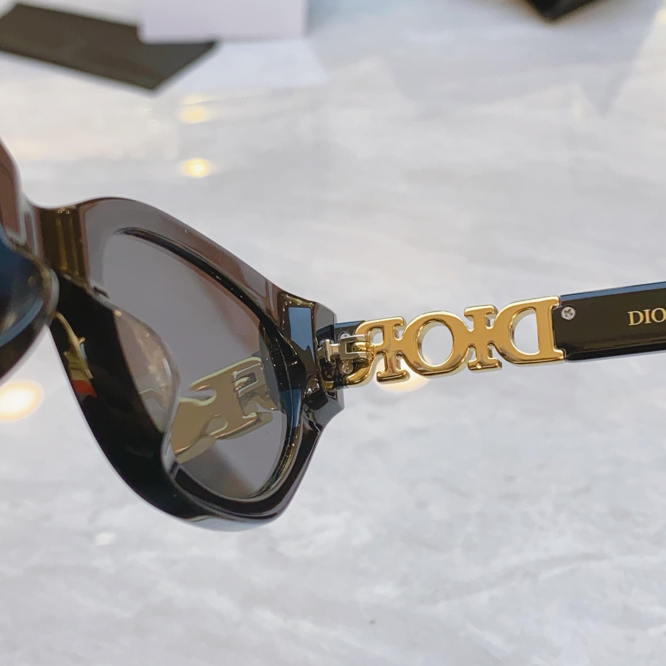 ，【DIO* 】迪*奥新款太阳镜，
MODEL：CDior8602，SIZE：53口22-145