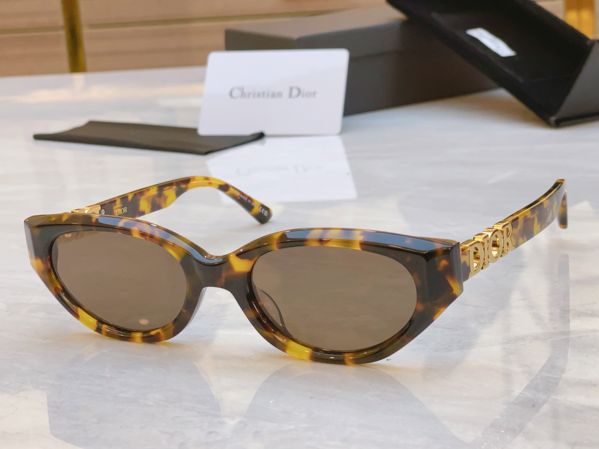 ，【DIO* 】迪*奥新款太阳镜，
MODEL：CDior8602，SIZE：53口22-145