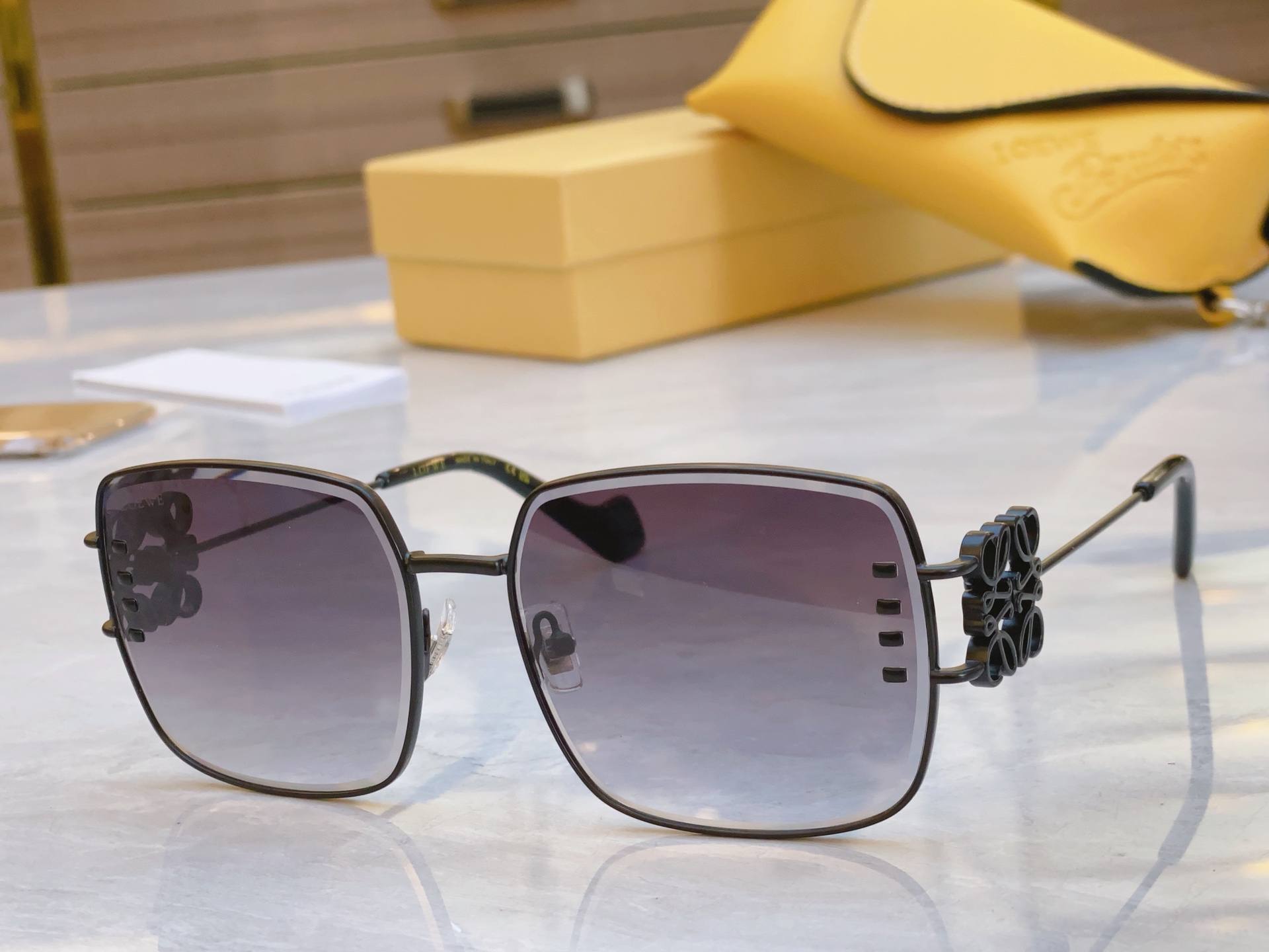 ，【LOEW*】罗意*威新款太阳镜，
MODEL：LW40669，SIZE：59口17-135