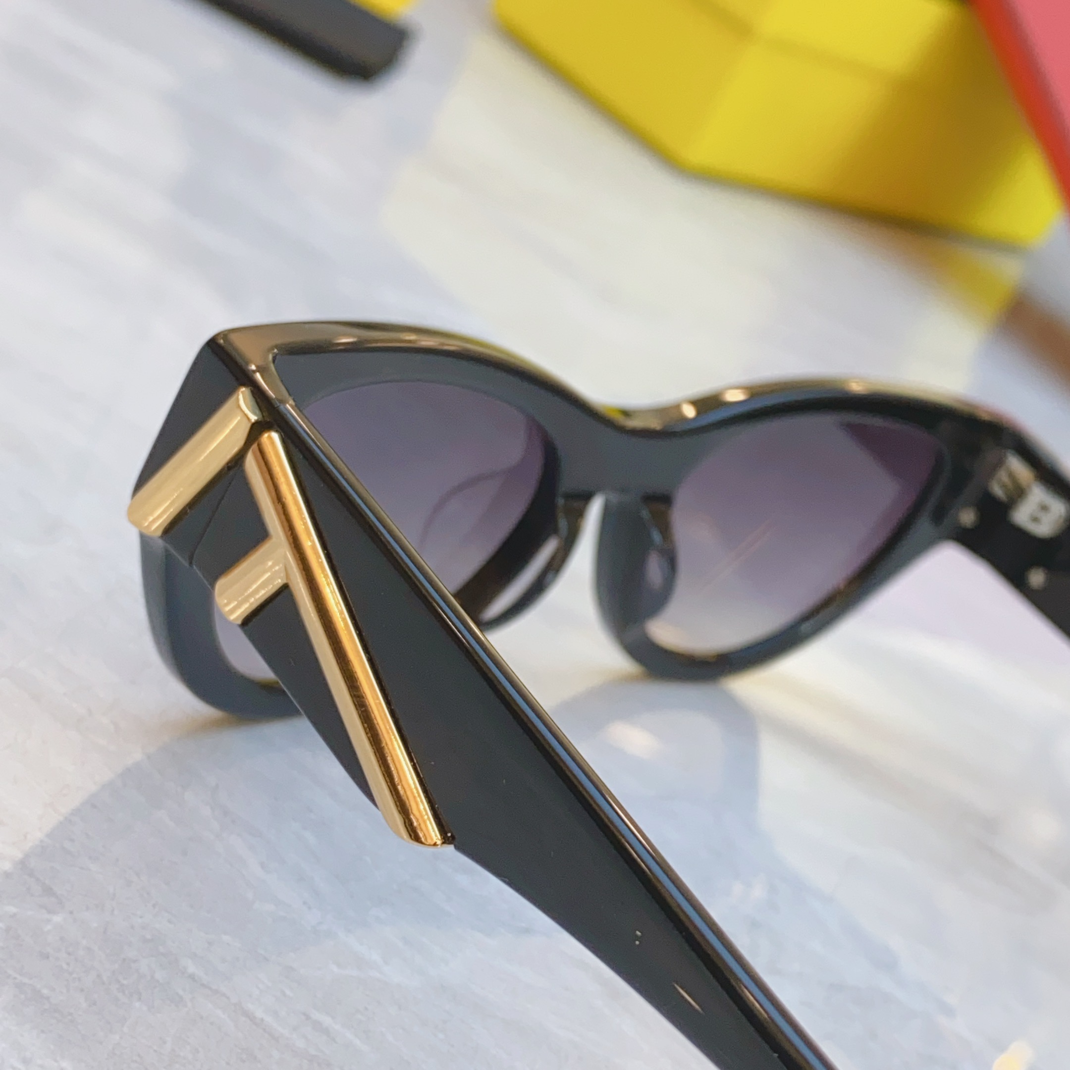 ，【FEN*】芬*迪新款太阳镜🕶️，
MODEL：FOL087VIPFPEH ，SIZE：143口0-1