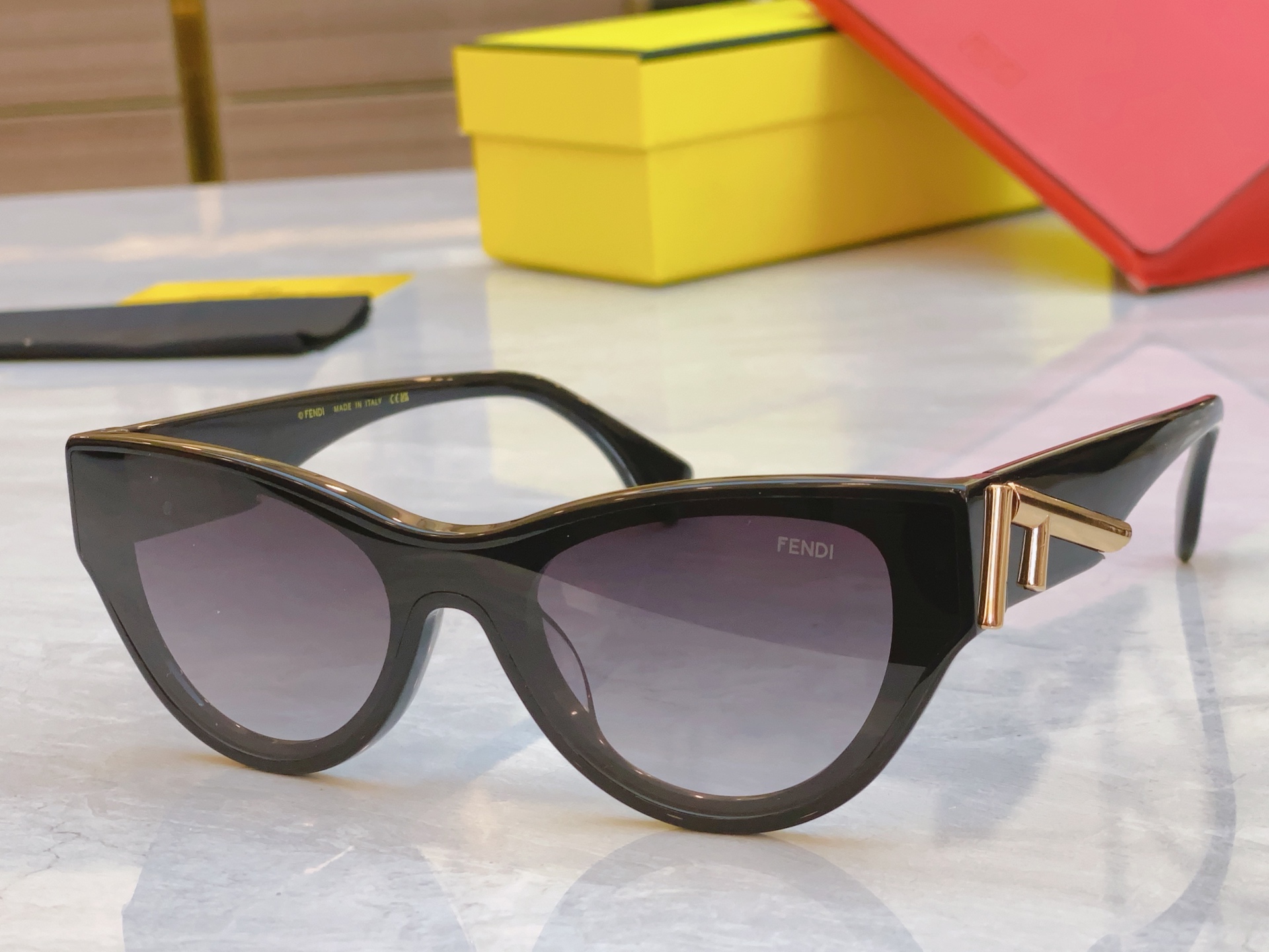 ，【FEN*】芬*迪新款太阳镜🕶️，
MODEL：FOL087VIPFPEH ，SIZE：143口0-1