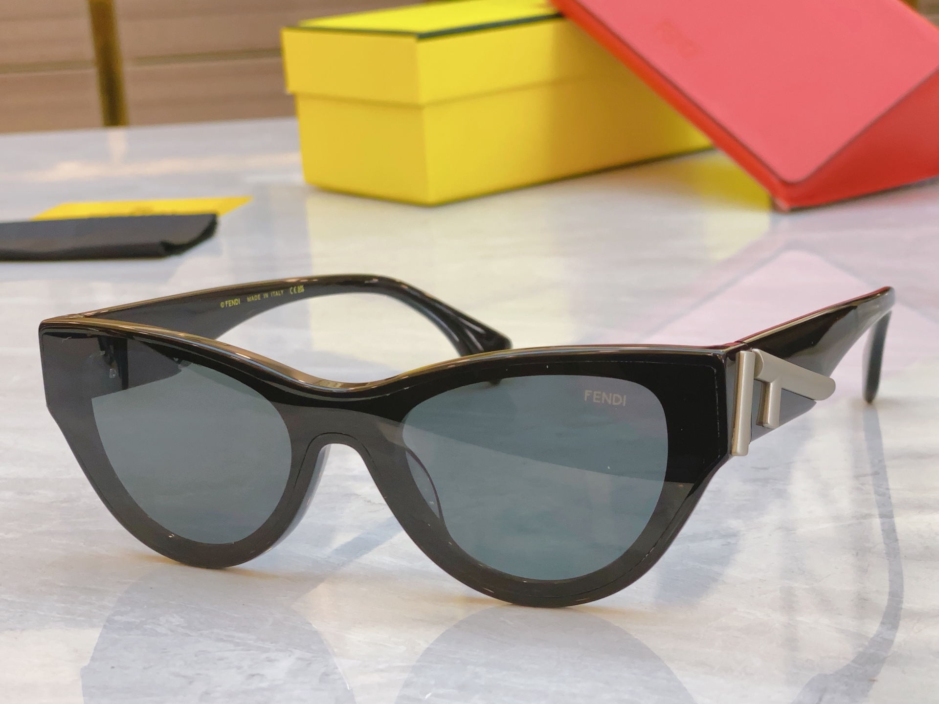 ，【FEN*】芬*迪新款太阳镜🕶️，
MODEL：FOL087VIPFPEH ，SIZE：143口0-1