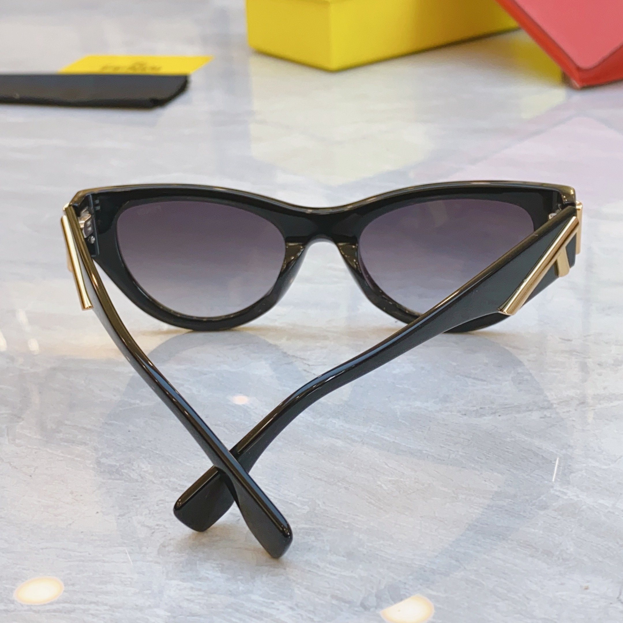 ，【FEN*】芬*迪新款太阳镜🕶️，
MODEL：FOL087VIPFPEH ，SIZE：143口0-1