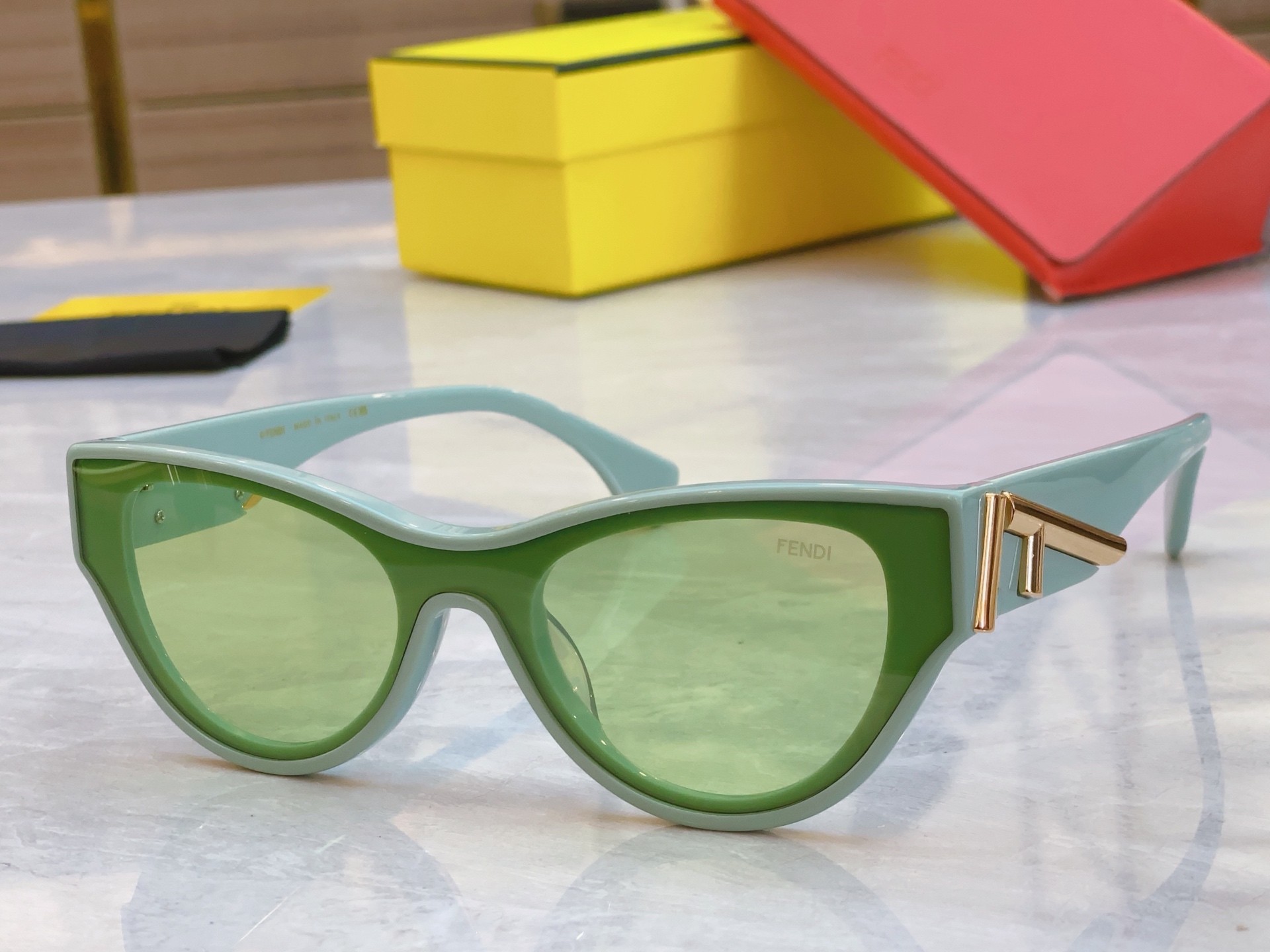 ，【FEN*】芬*迪新款太阳镜🕶️，
MODEL：FOL087VIPFPEH ，SIZE：143口0-1