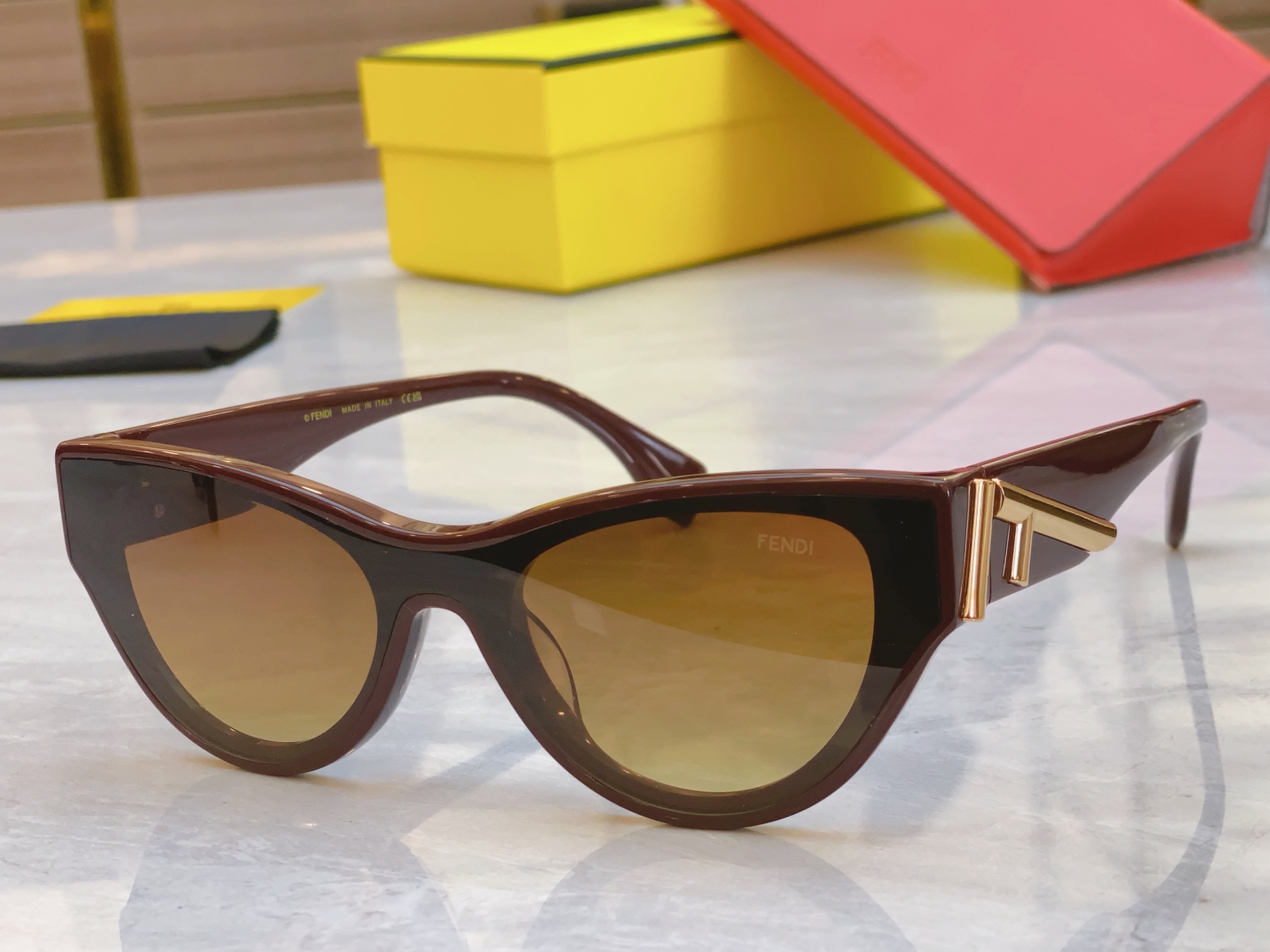 ，【FEN*】芬*迪新款太阳镜🕶️，
MODEL：FOL087VIPFPEH ，SIZE：143口0-1