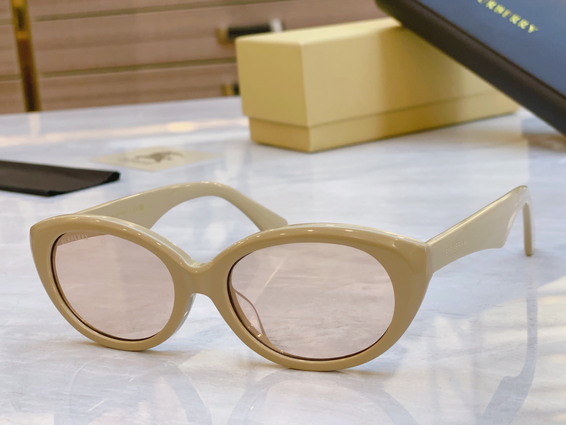 ，【BURBERR*】巴宝*莉新款太阳镜🕶️，MODEL：BE6016，SIZE：54口20-145