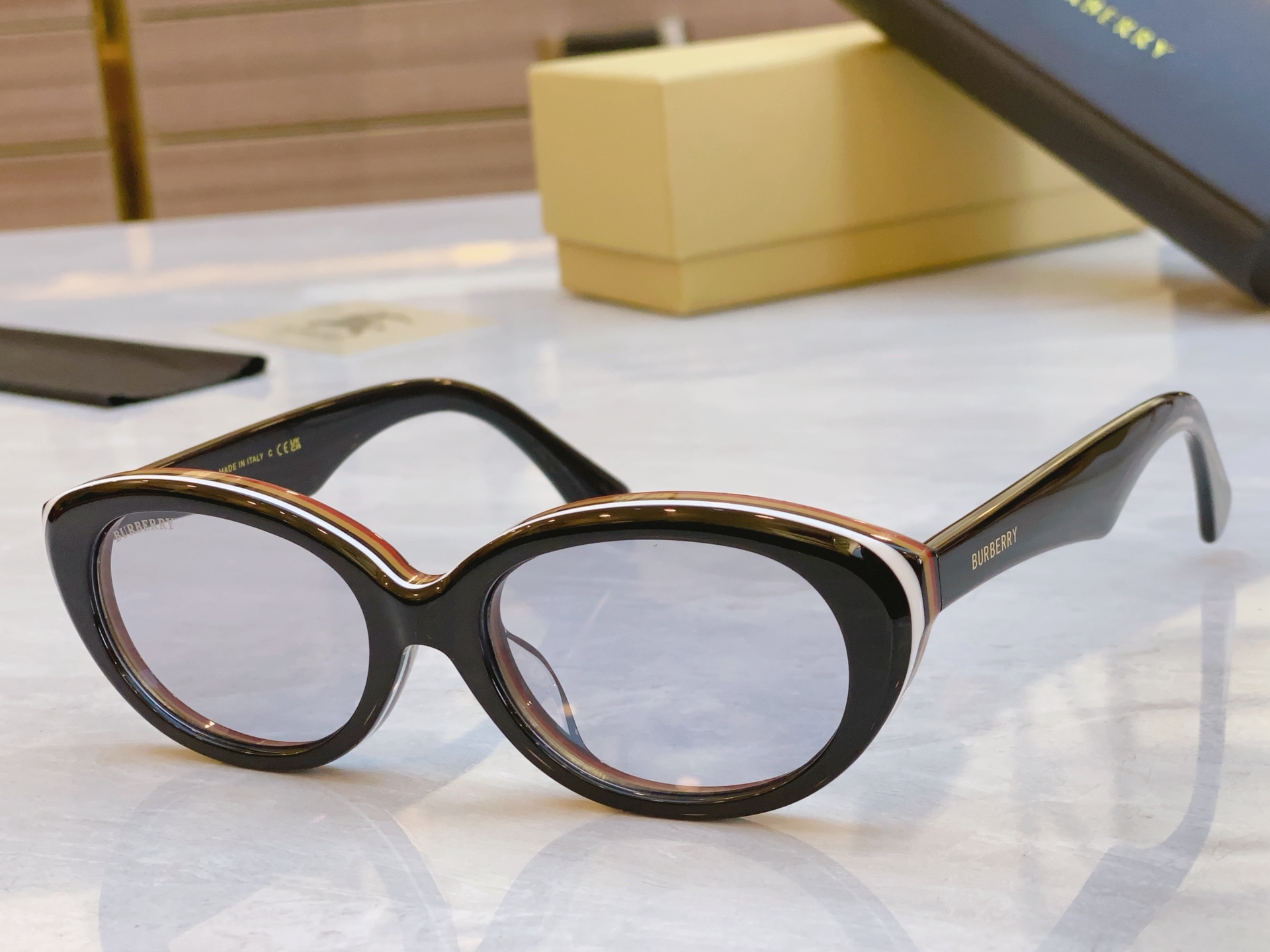 ，【BURBERR*】巴宝*莉新款太阳镜🕶️，MODEL：BE6016，SIZE：54口20-145