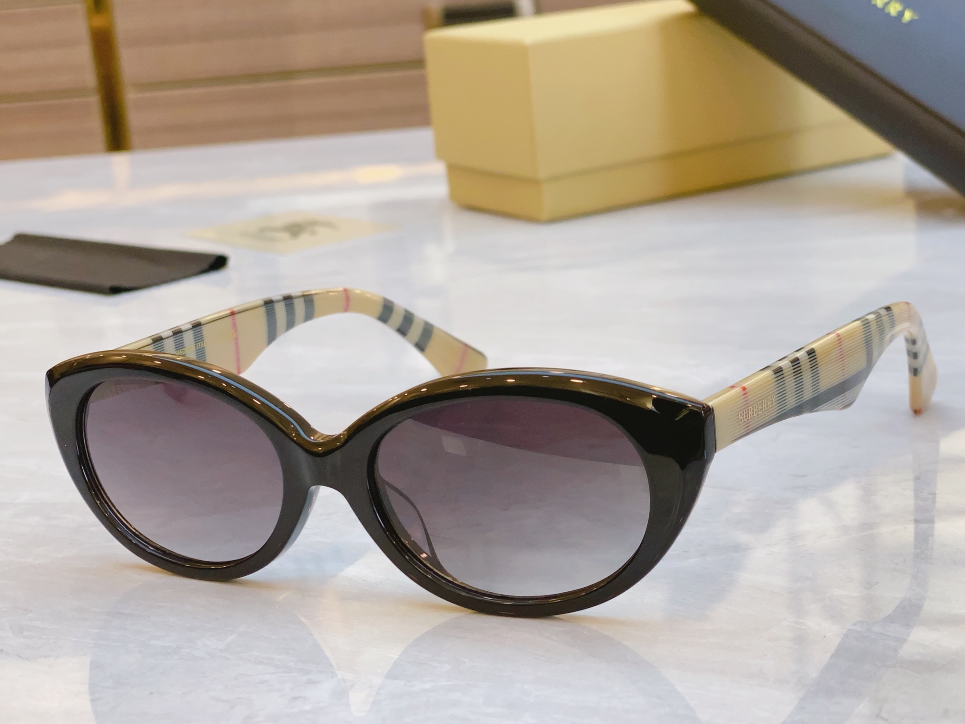 ，【BURBERR*】巴宝*莉新款太阳镜🕶️，MODEL：BE6016，SIZE：54口20-145