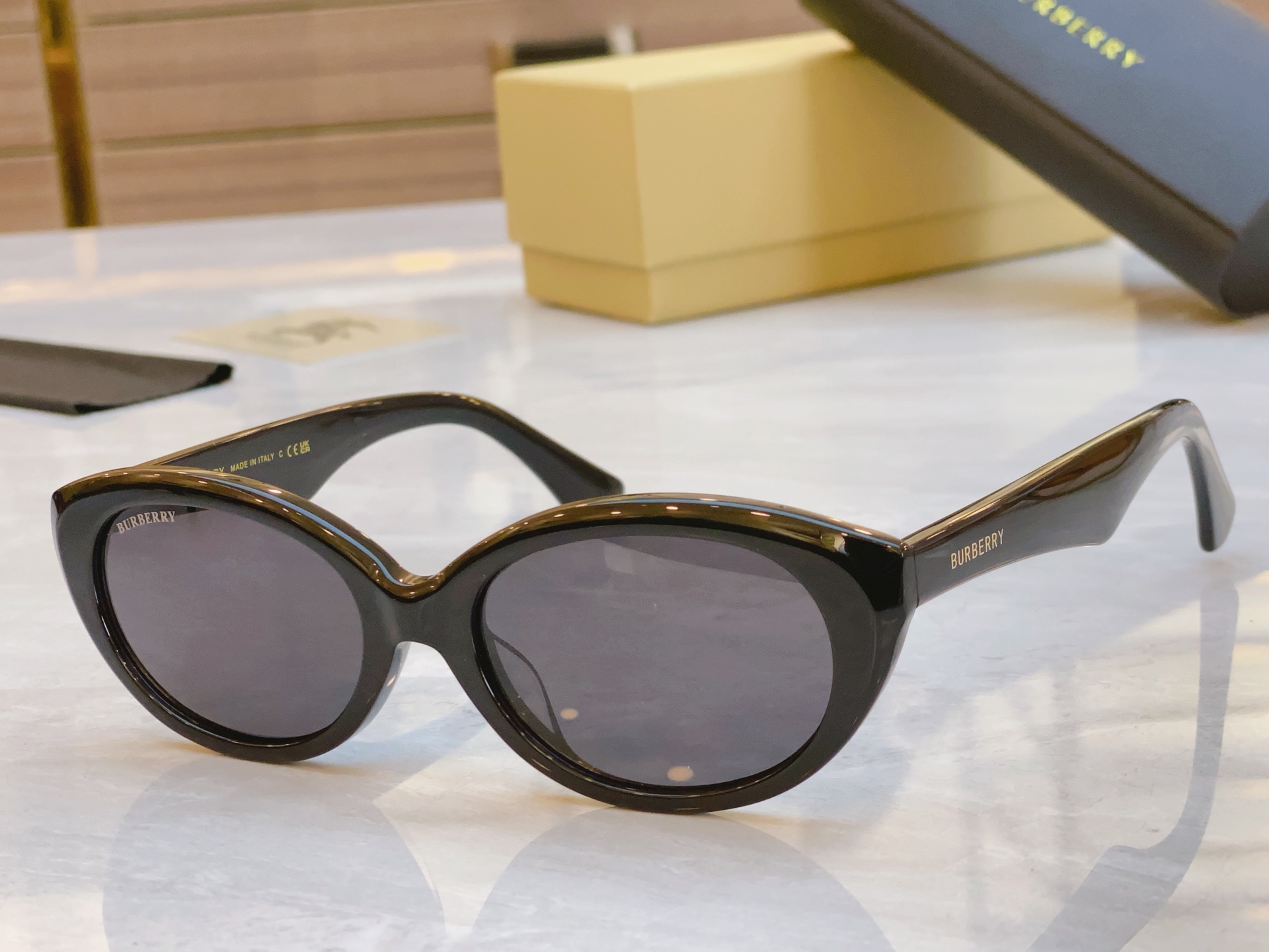 ，【BURBERR*】巴宝*莉新款太阳镜🕶️，MODEL：BE6016，SIZE：54口20-145