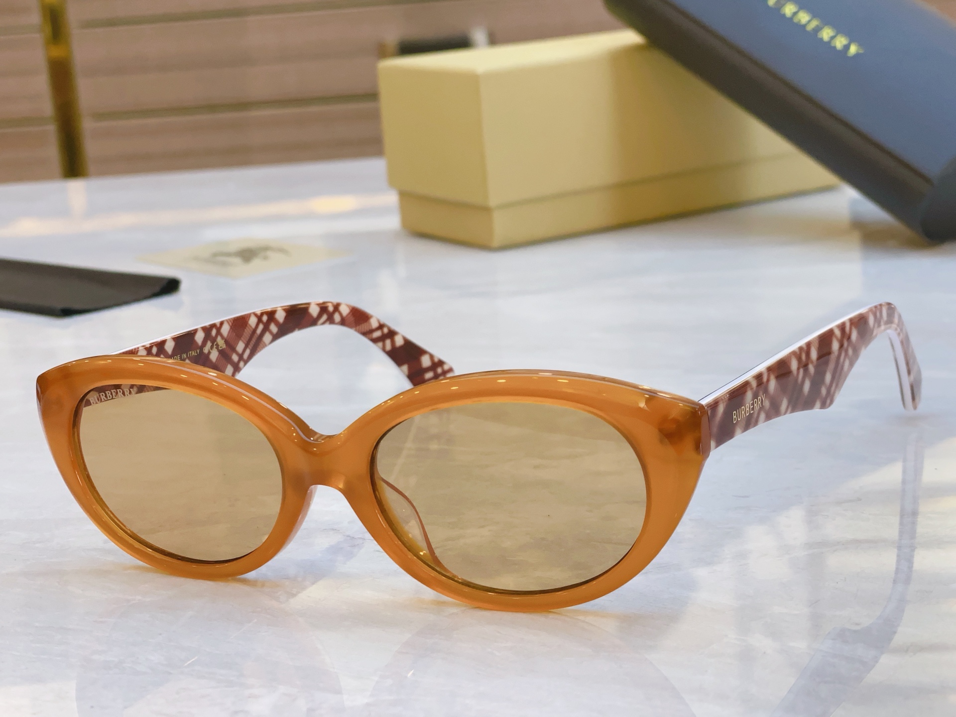 ，【BURBERR*】巴宝*莉新款太阳镜🕶️，MODEL：BE6016，SIZE：54口20-145
