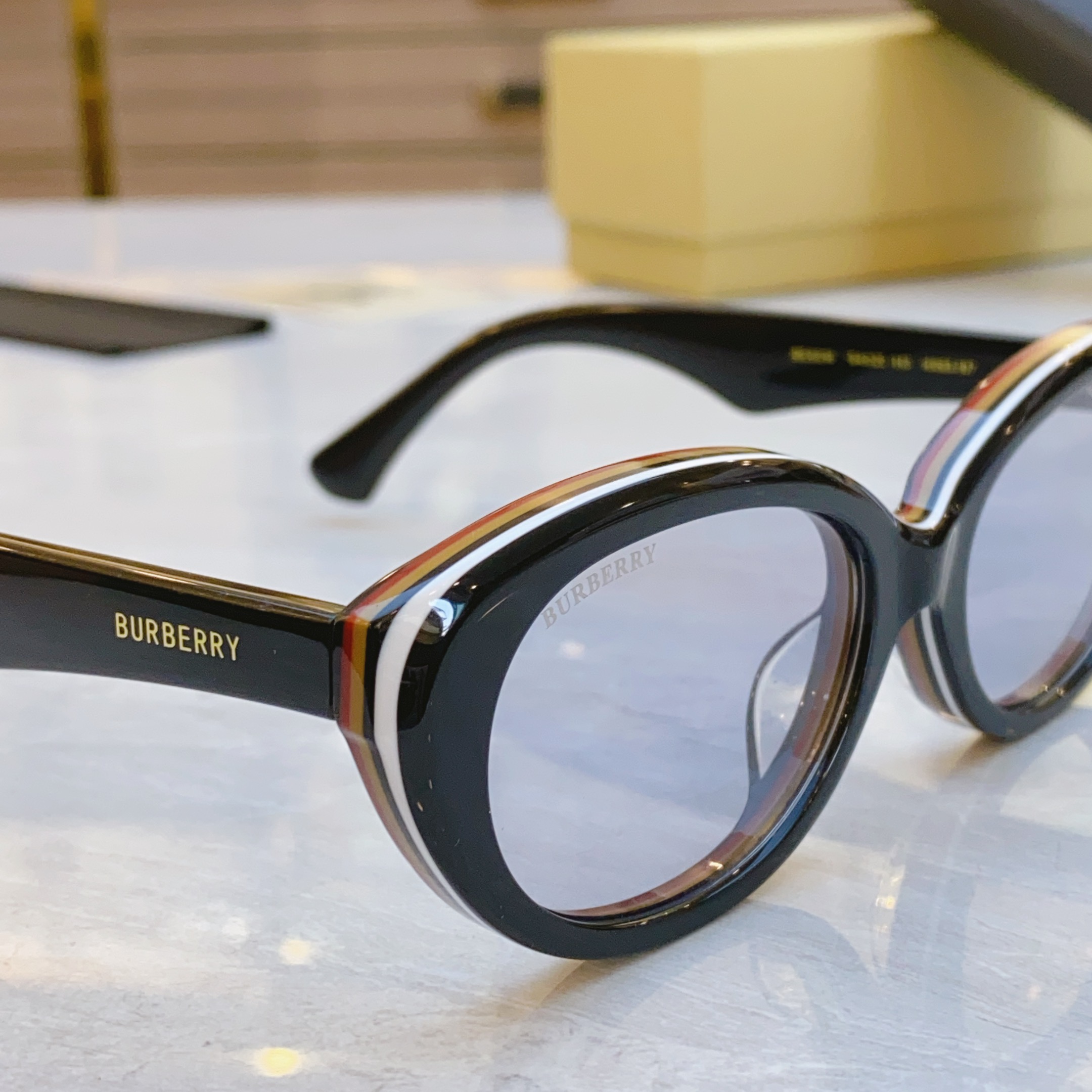 ，【BURBERR*】巴宝*莉新款太阳镜🕶️，MODEL：BE6016，SIZE：54口20-145