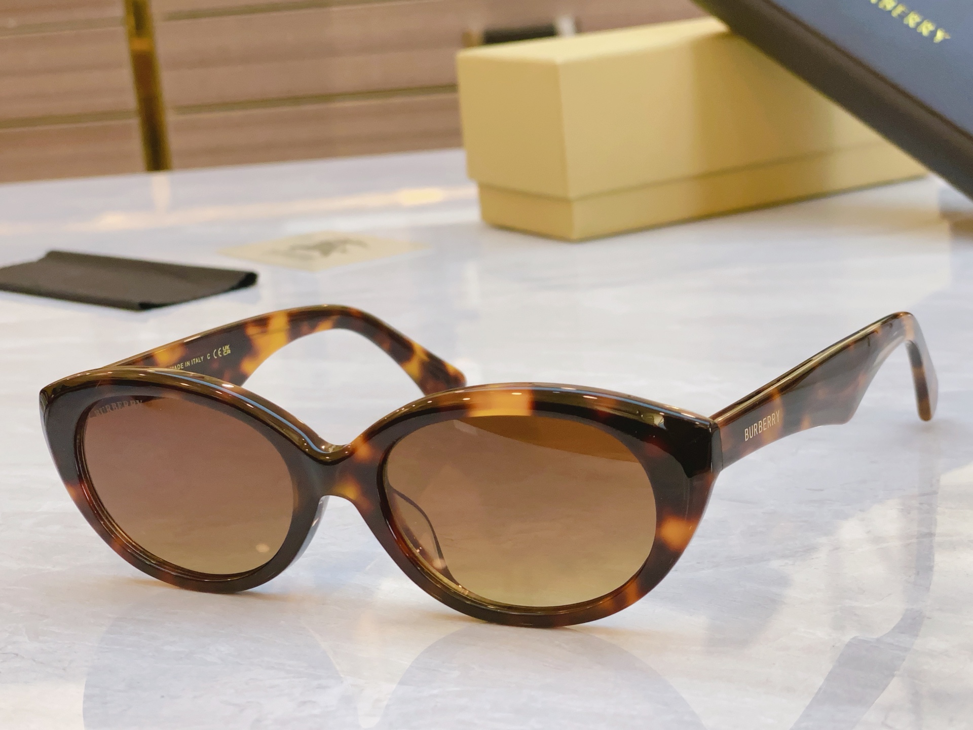 ，【BURBERR*】巴宝*莉新款太阳镜🕶️，MODEL：BE6016，SIZE：54口20-145