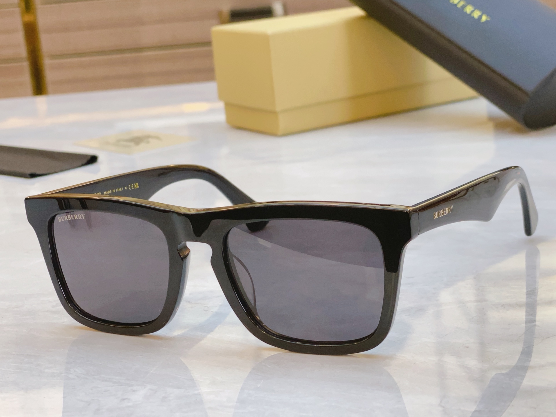 ，【BURBERR*】巴宝*莉新款太阳镜🕶️，MODEL：BE6015，SIZE：54口20-145