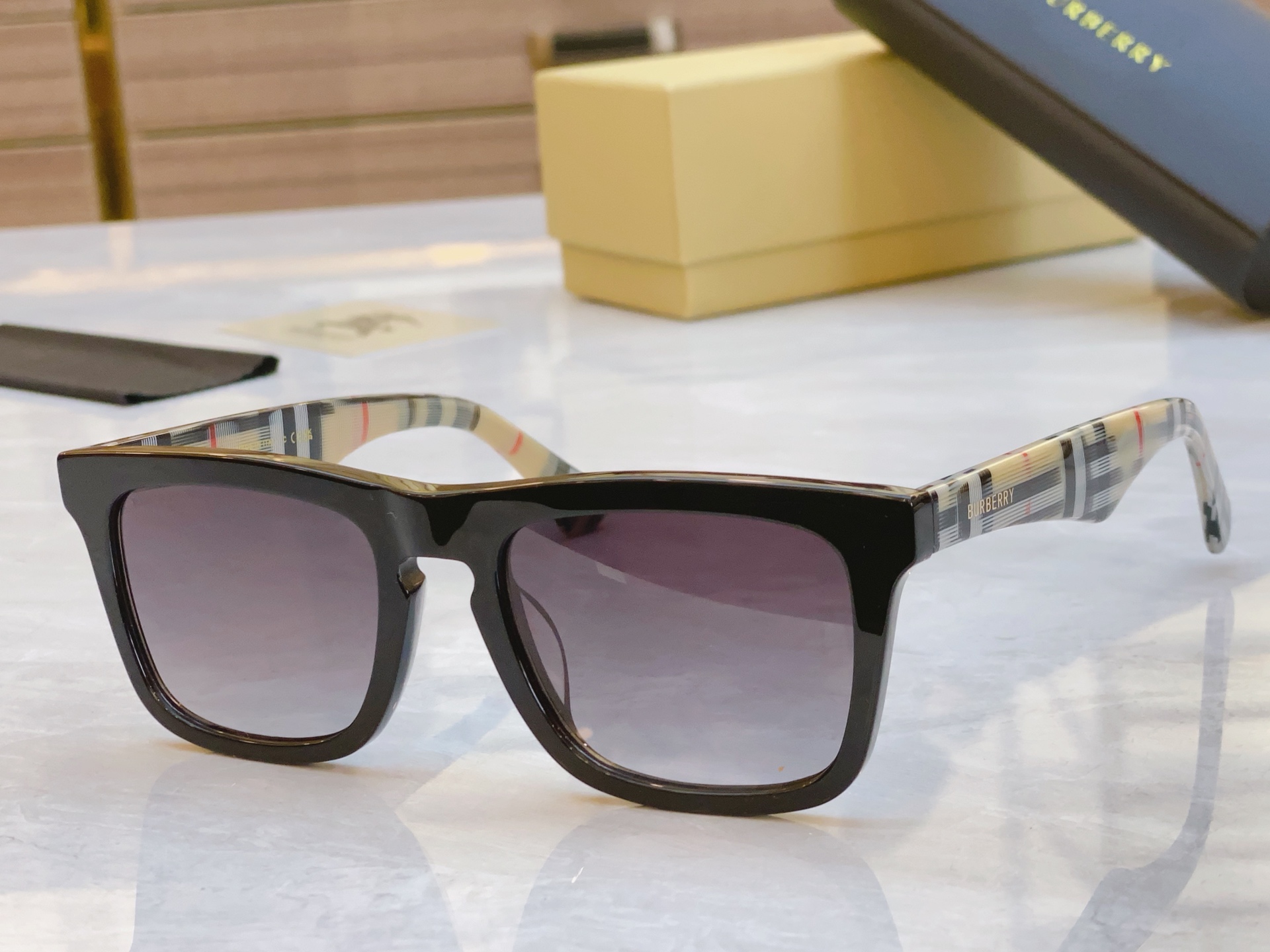 ，【BURBERR*】巴宝*莉新款太阳镜🕶️，MODEL：BE6015，SIZE：54口20-145