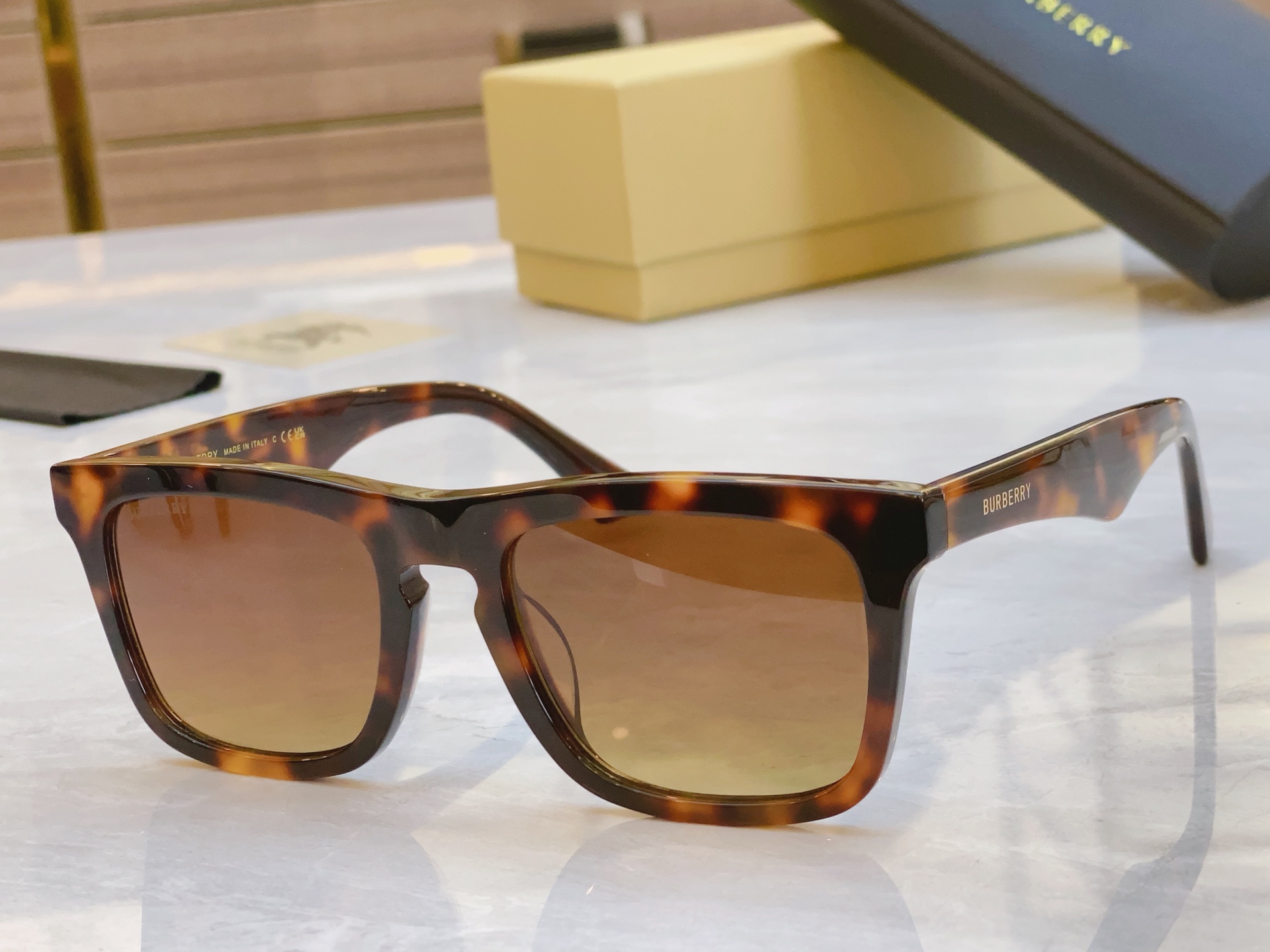 ，【BURBERR*】巴宝*莉新款太阳镜🕶️，MODEL：BE6015，SIZE：54口20-145