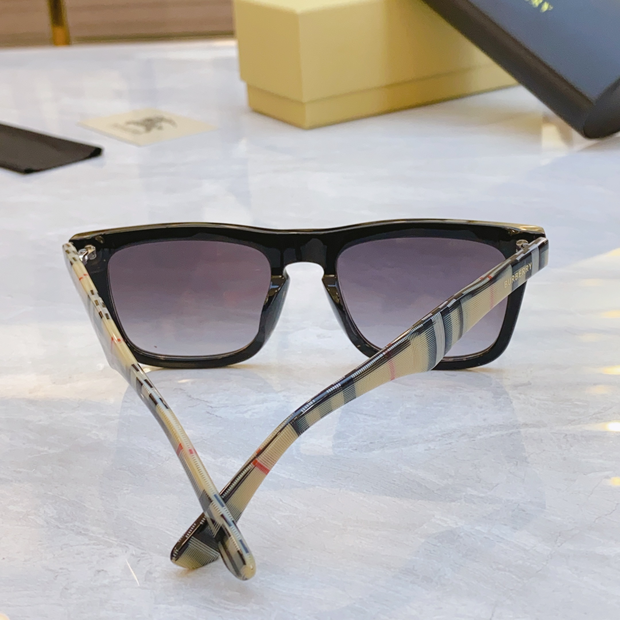 ，【BURBERR*】巴宝*莉新款太阳镜🕶️，MODEL：BE6015，SIZE：54口20-145
