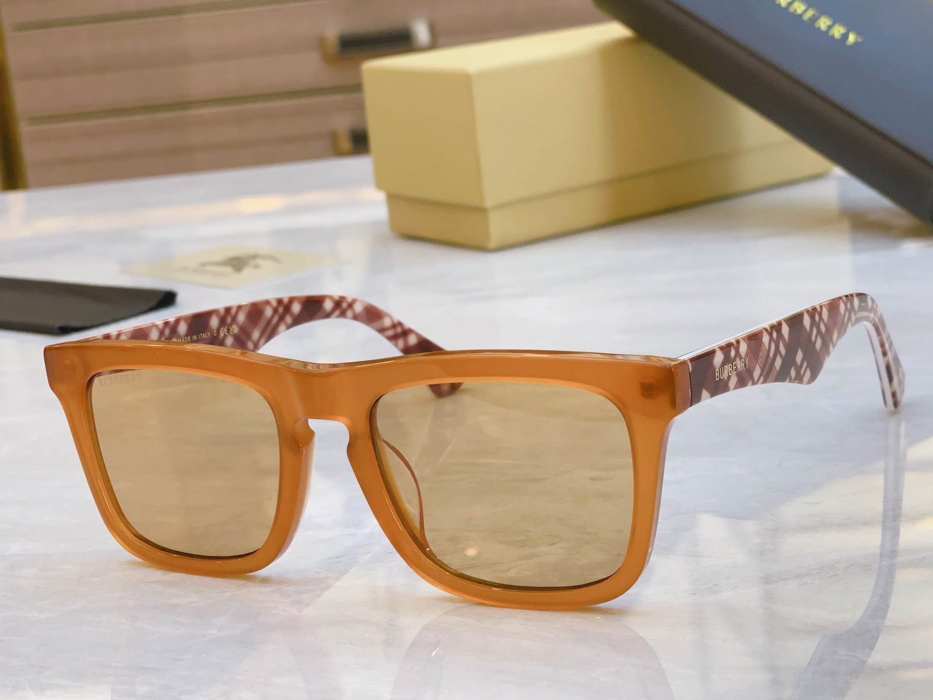 ，【BURBERR*】巴宝*莉新款太阳镜🕶️，MODEL：BE6015，SIZE：54口20-145