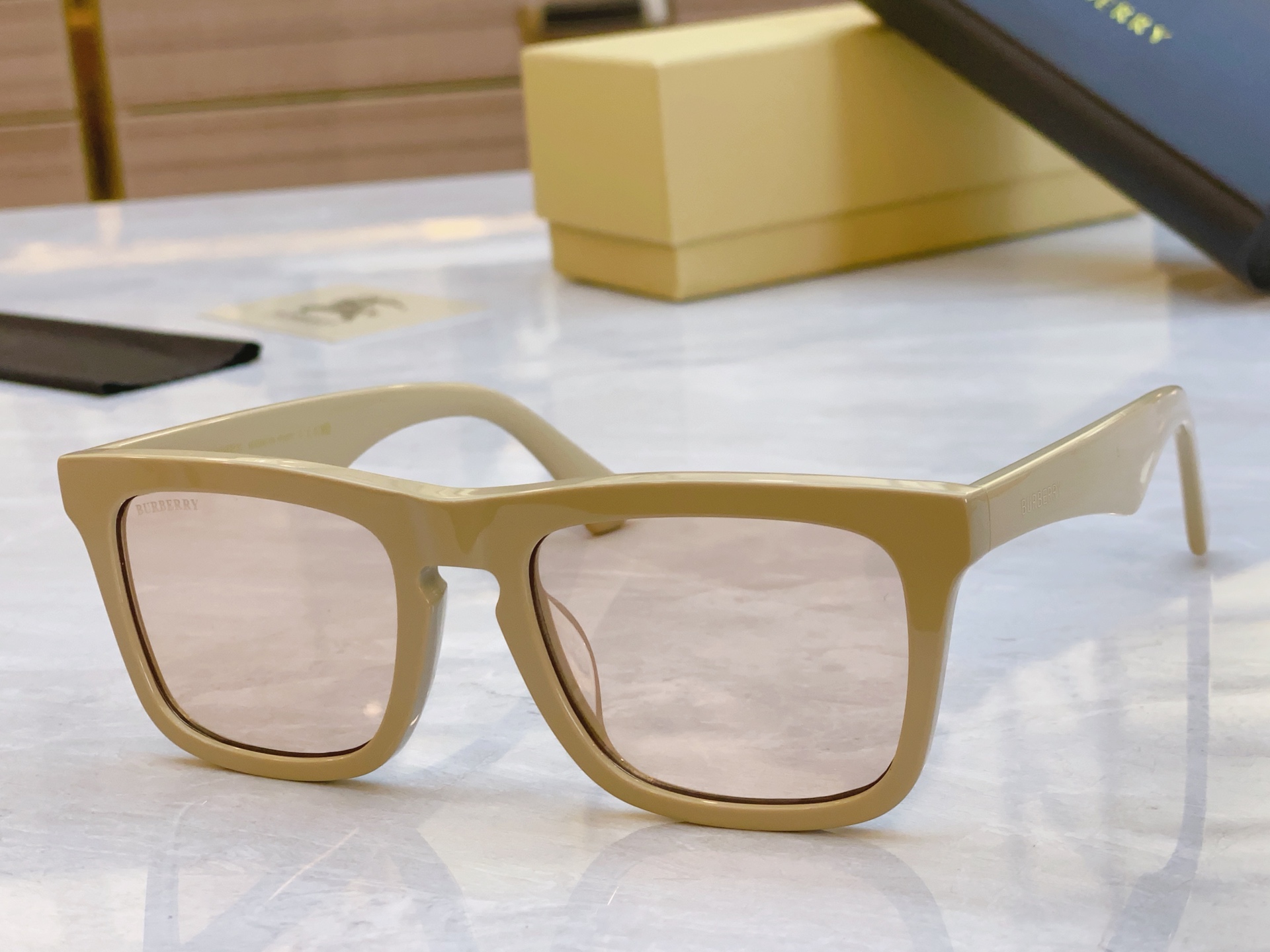 ，【BURBERR*】巴宝*莉新款太阳镜🕶️，MODEL：BE6015，SIZE：54口20-145