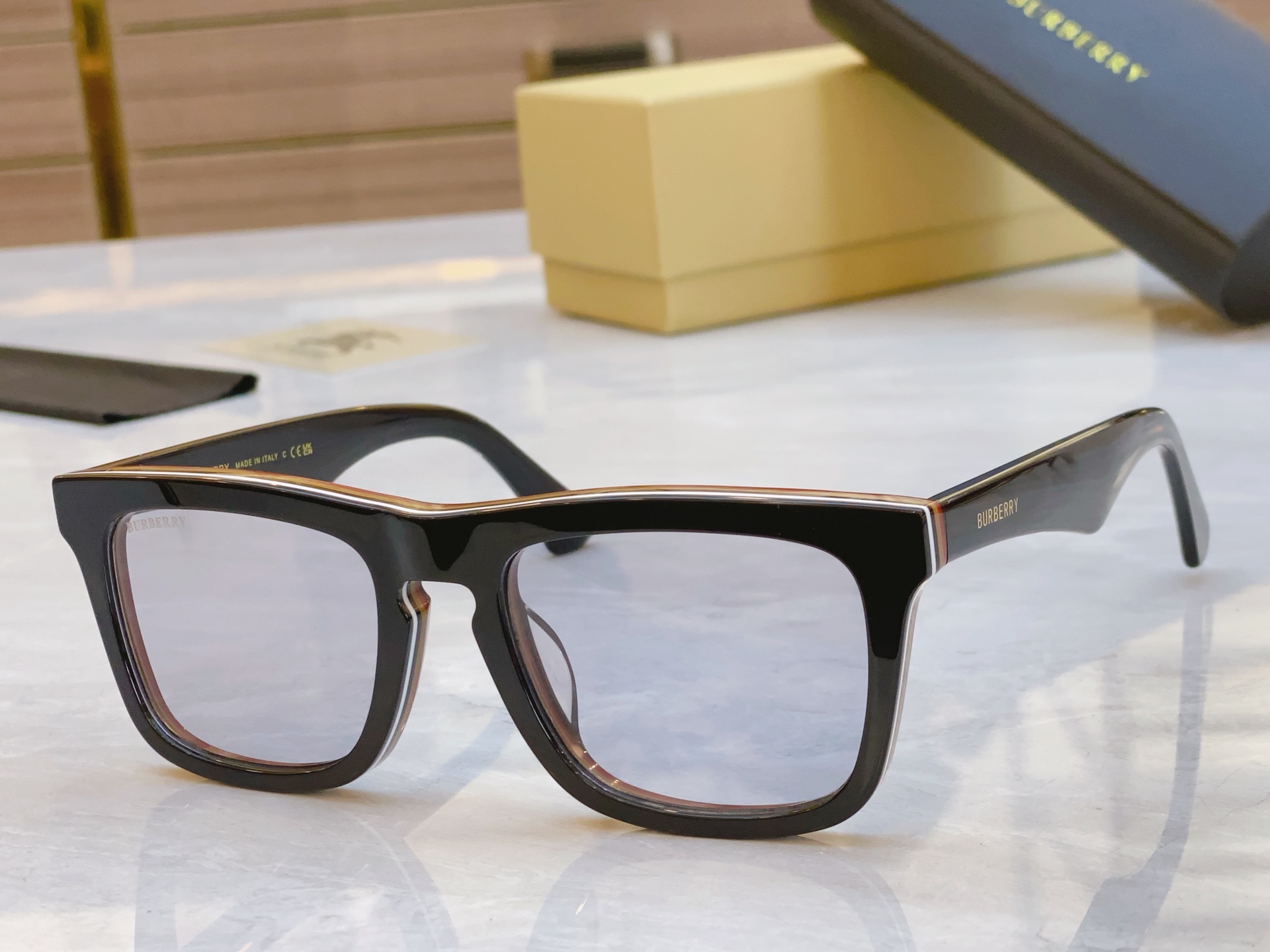 ，【BURBERR*】巴宝*莉新款太阳镜🕶️，MODEL：BE6015，SIZE：54口20-145