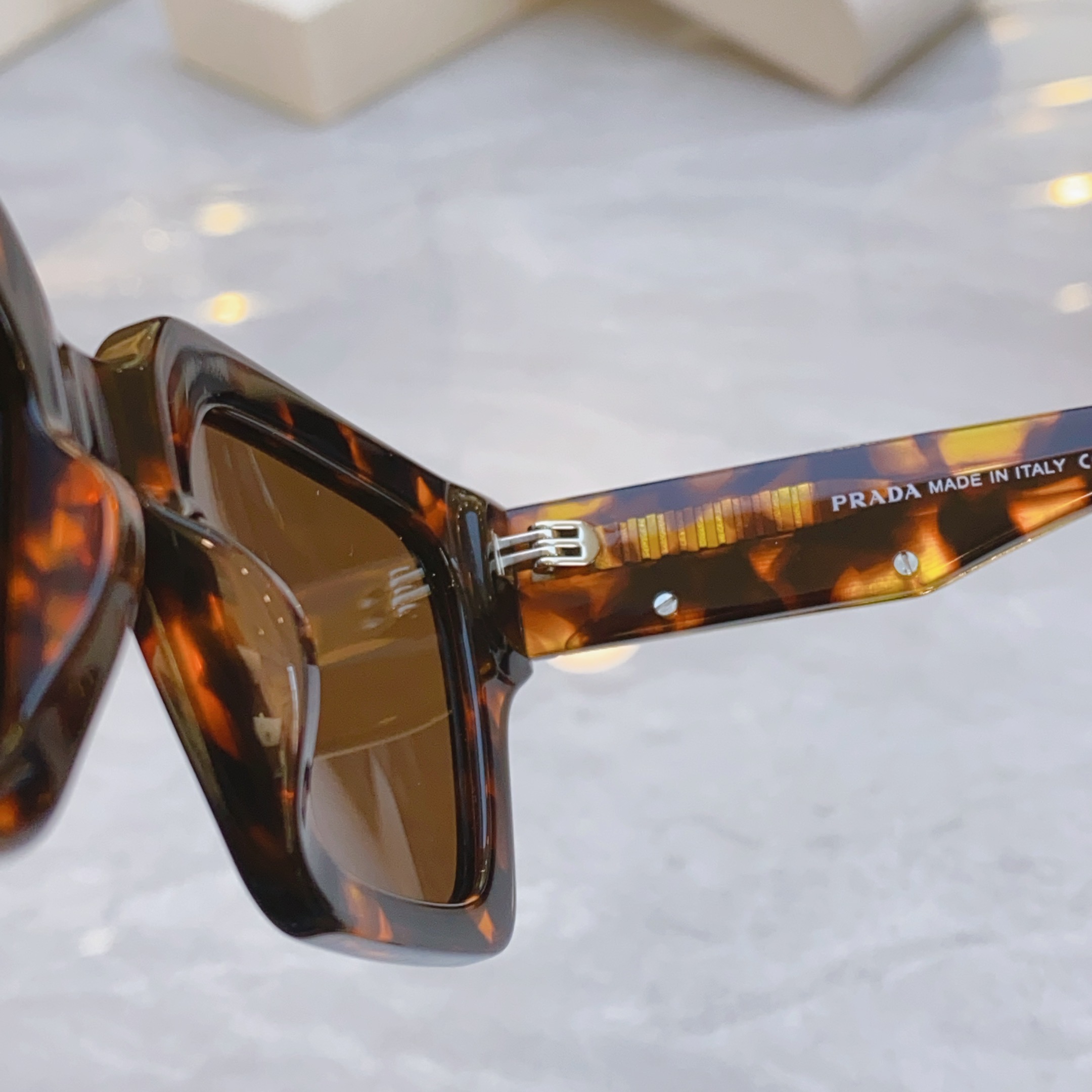 ，【PRAD*】普拉*达新款太阳镜，
MODEL：PRA 80-S，SIZE：51口22-145