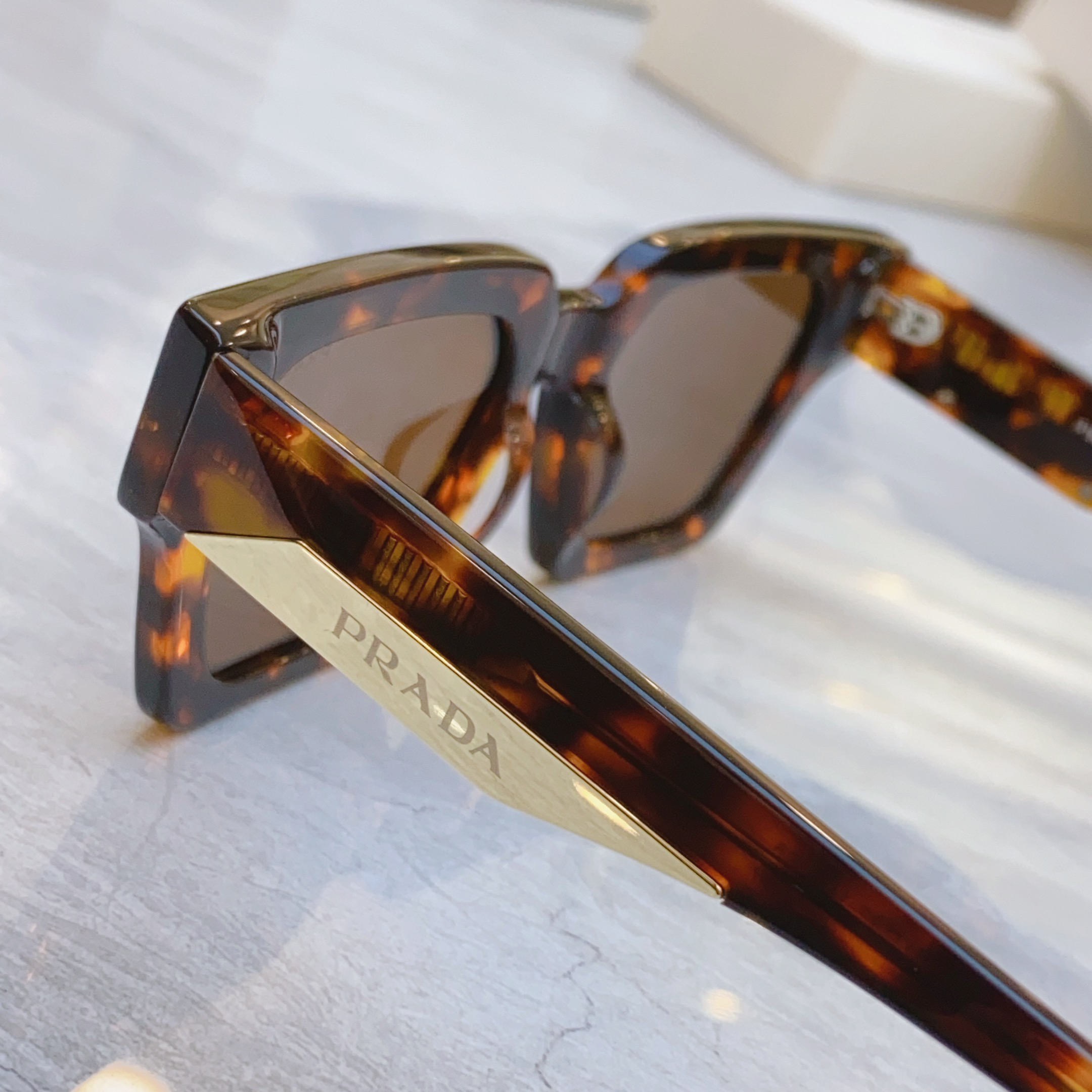 ，【PRAD*】普拉*达新款太阳镜，
MODEL：PRA 80-S，SIZE：51口22-145