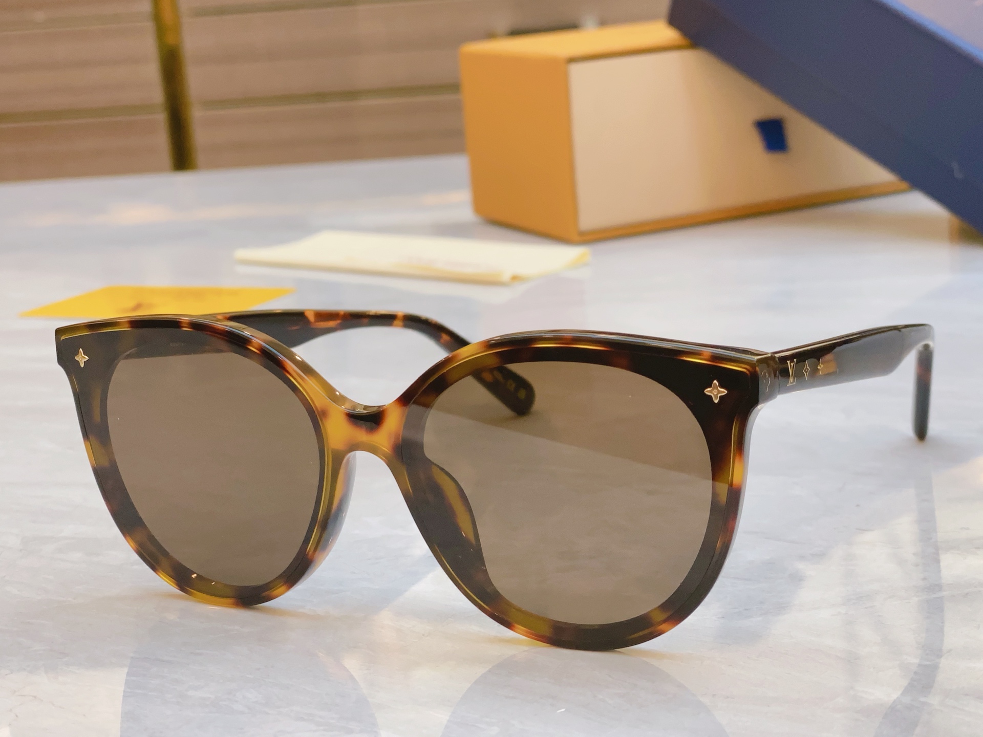 ，【LOUIS VUITTO*】路易*威登新款太阳镜，MODEL：Z2154U，SIZE：63口17-1