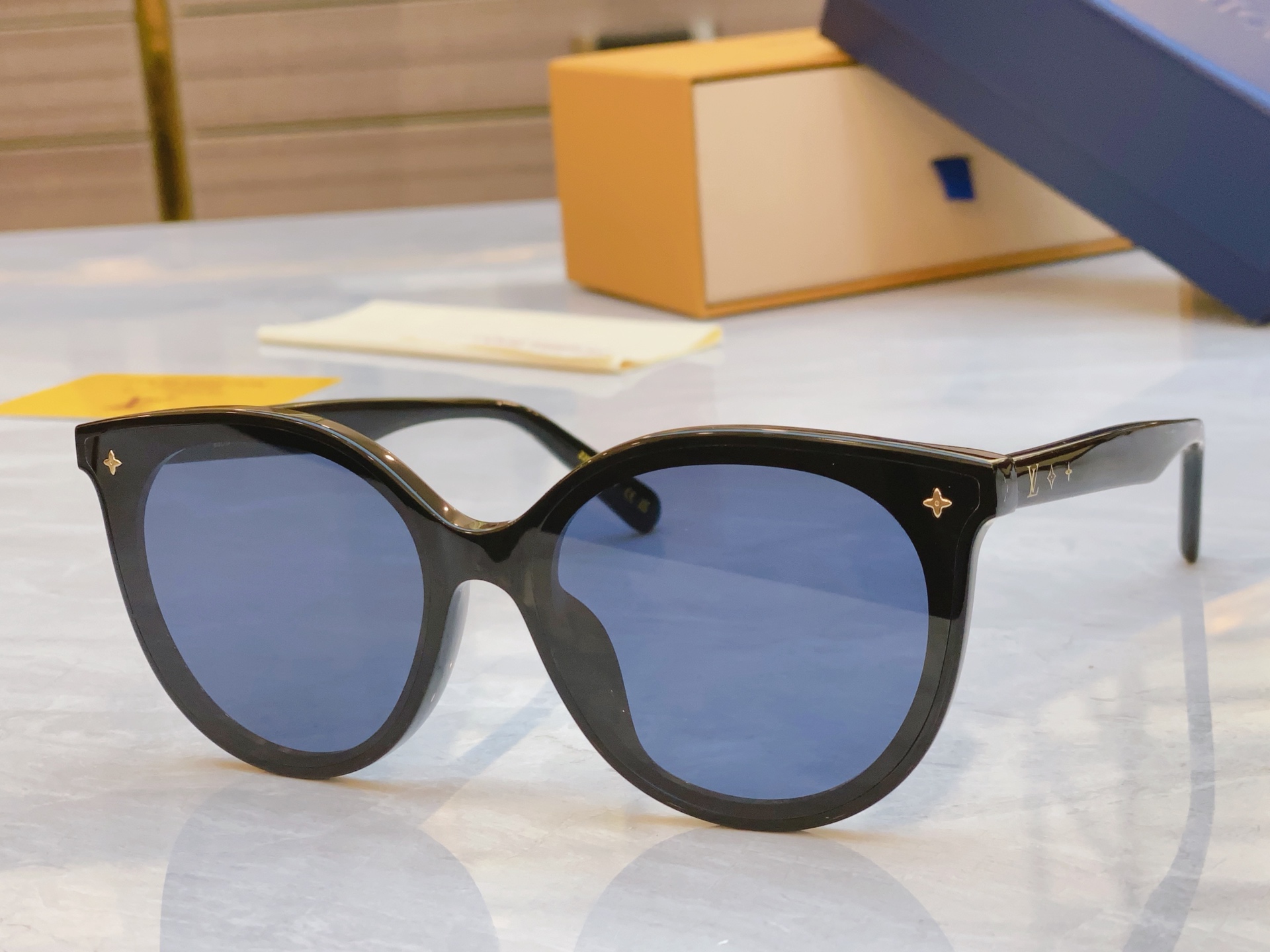 ，【LOUIS VUITTO*】路易*威登新款太阳镜，MODEL：Z2154U，SIZE：63口17-1
