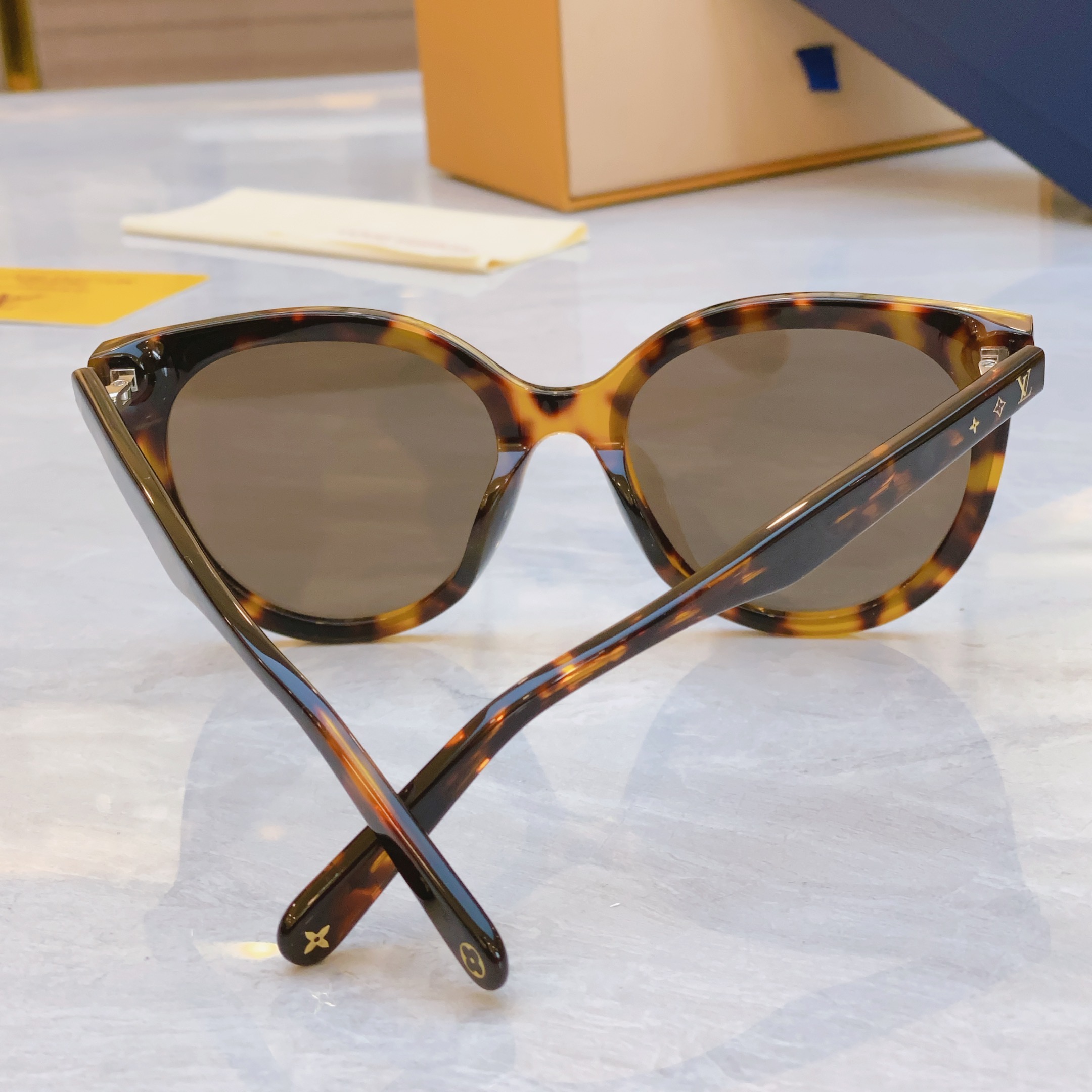 ，【LOUIS VUITTO*】路易*威登新款太阳镜，MODEL：Z2154U，SIZE：63口17-1