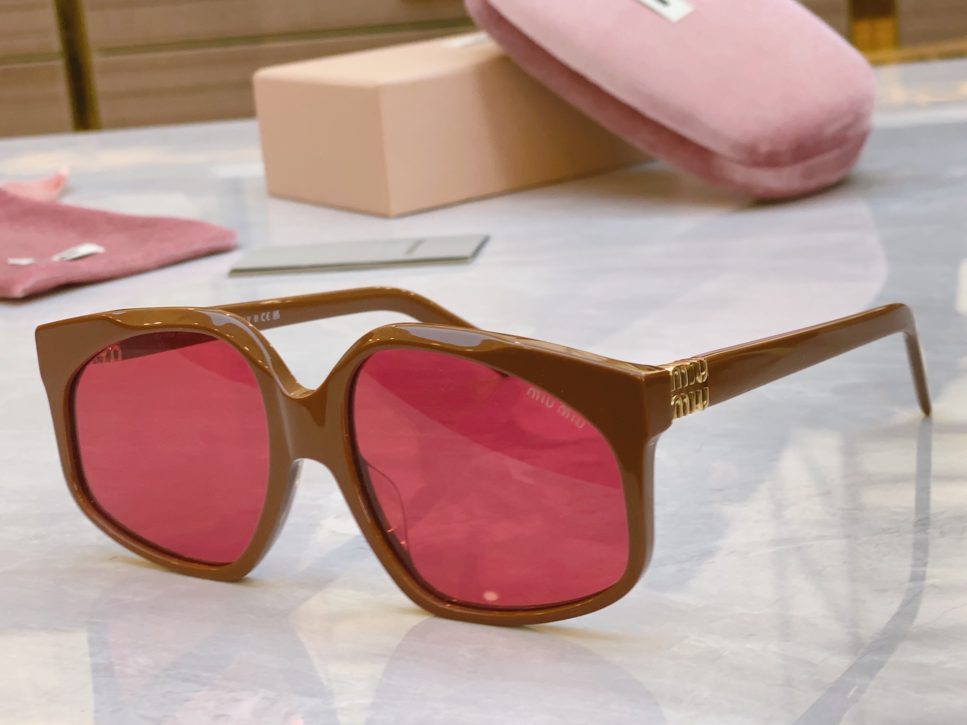 ，【MIU MI*】缪缪新款太阳镜，
MODELMU80S，SIZE：58口19-145