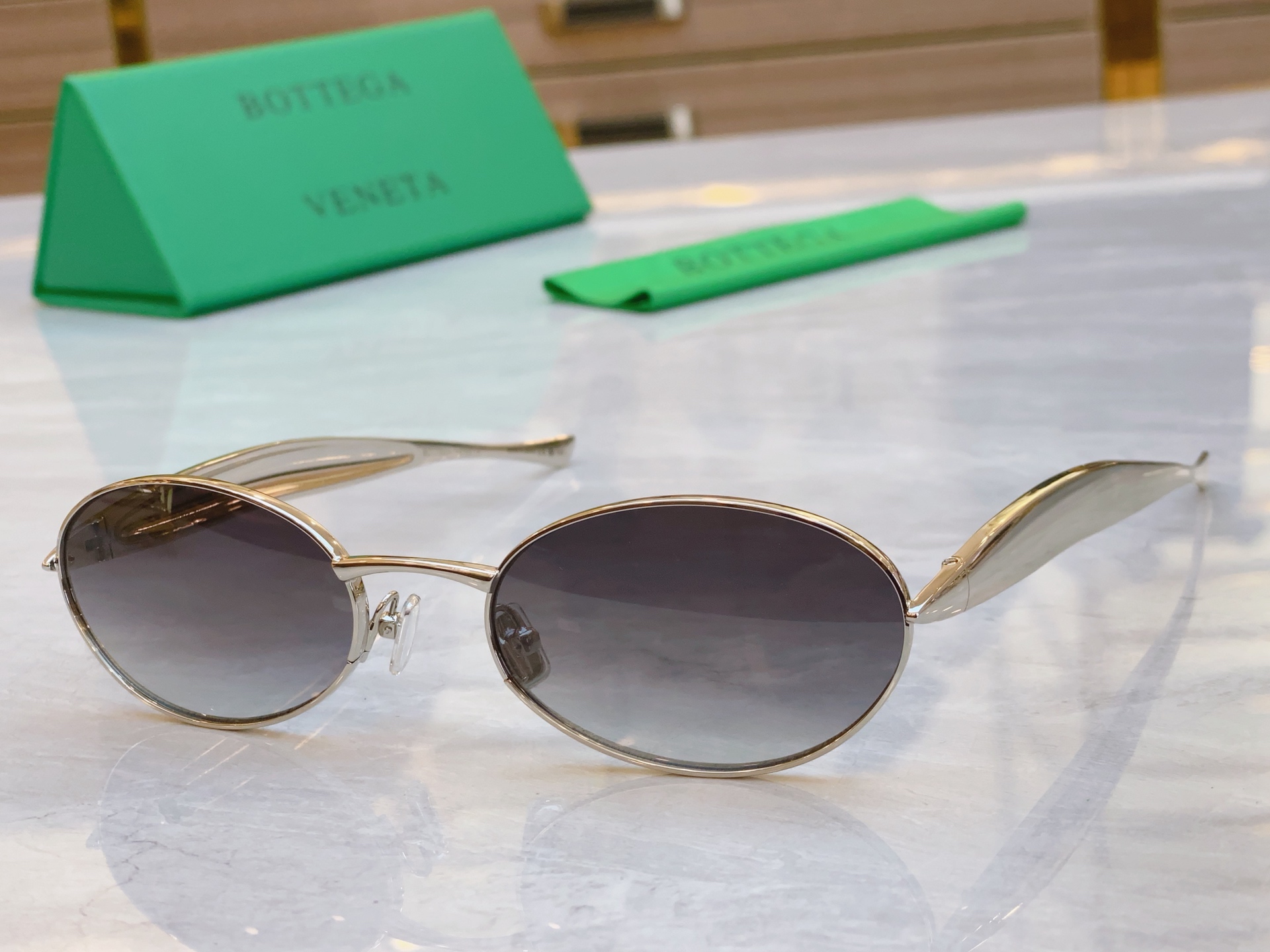 ，【BOTTEGA VENET*】宝缇*嘉新款太阳镜，MODEL：BV1345S，SIZE：132口1-