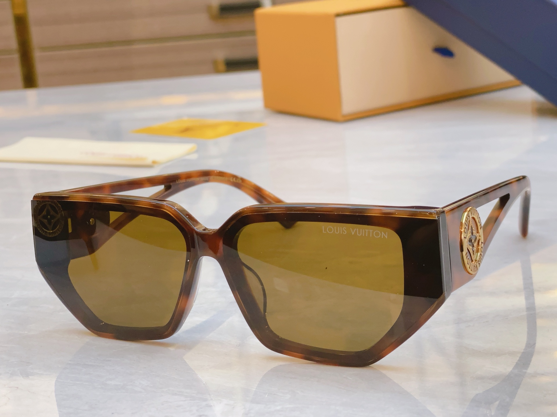 ，【LOUIS VUITTO*】路易*威登新款太阳镜，MODEL：Z2004U，SIZE：67口12-1