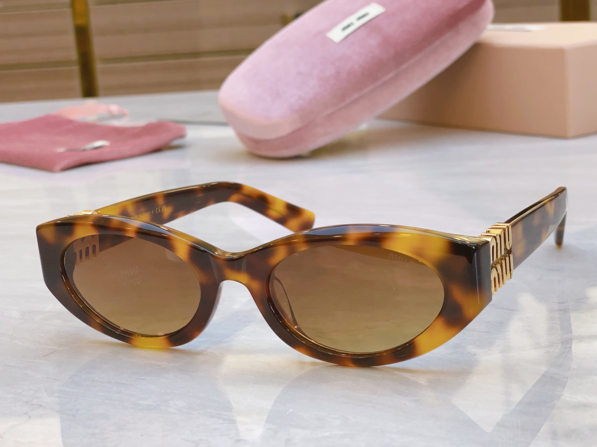 ，【MIU MI*】缪缪新款太阳镜，
MODELSMU 109AV，SIZE：53口21-140