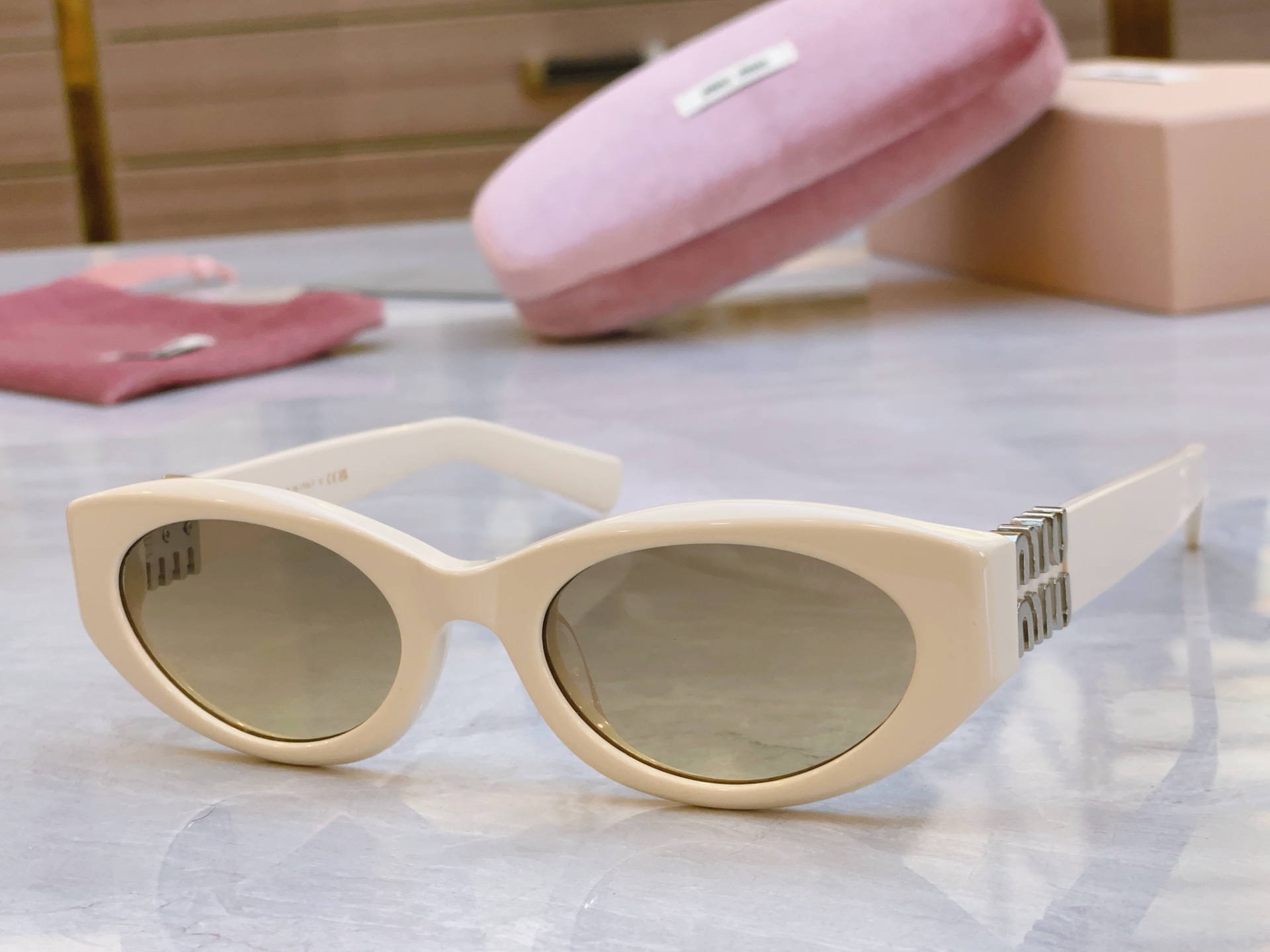 ，【MIU MI*】缪缪新款太阳镜，
MODELSMU 109AV，SIZE：53口21-140