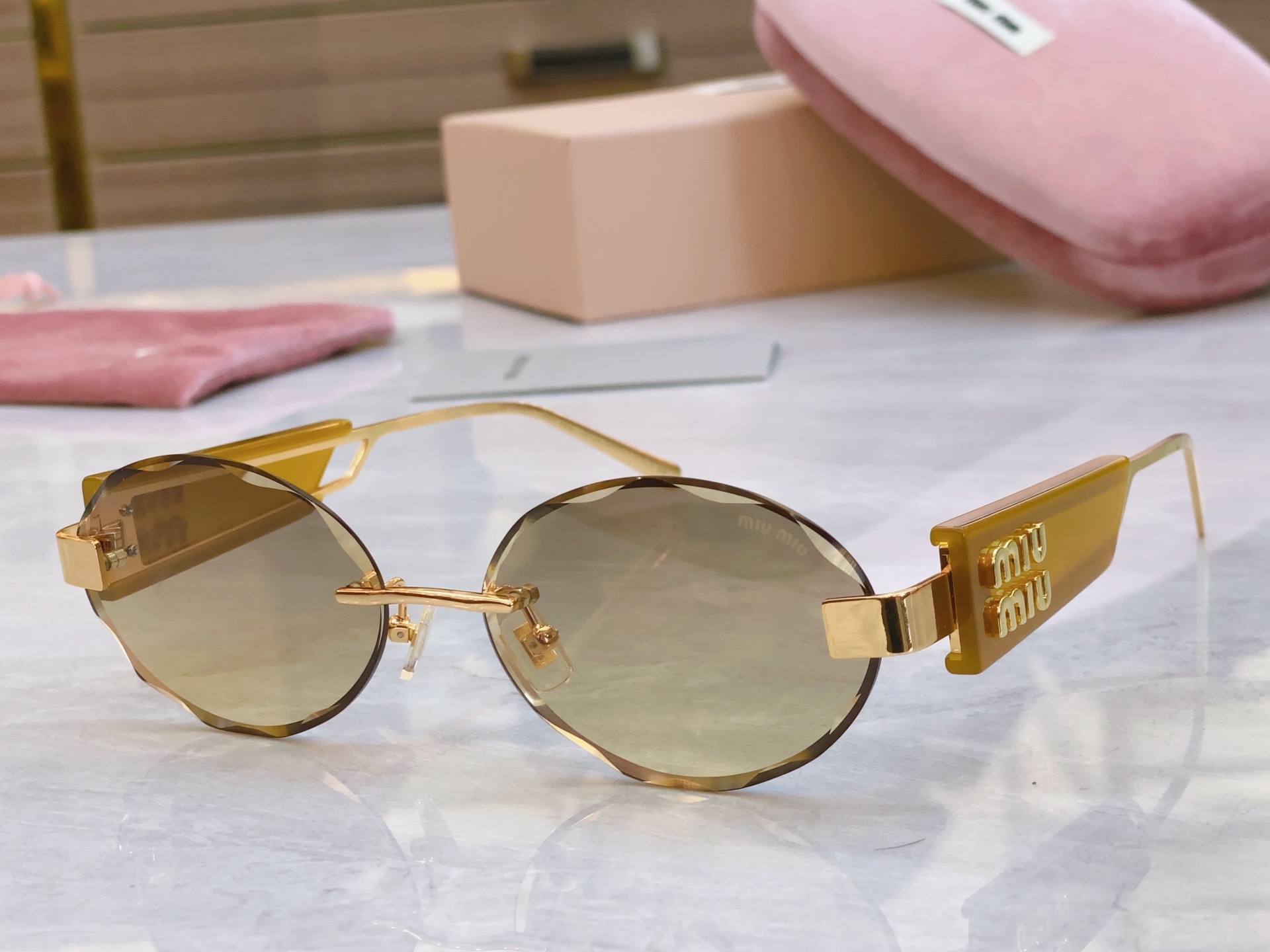 ，【MIU MI*】缪缪新款太阳镜，
MODELMU 128AV，SIZE：58口16-142