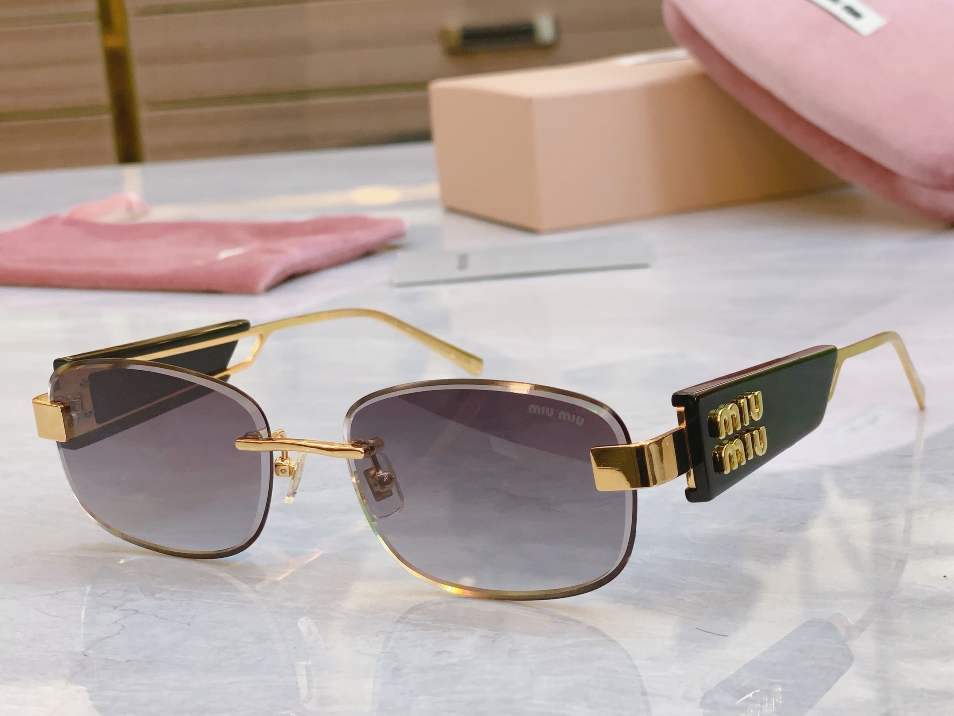 ，【MIU MI*】缪缪新款太阳镜，
MODELMU 129AV，SIZE：58口17-142