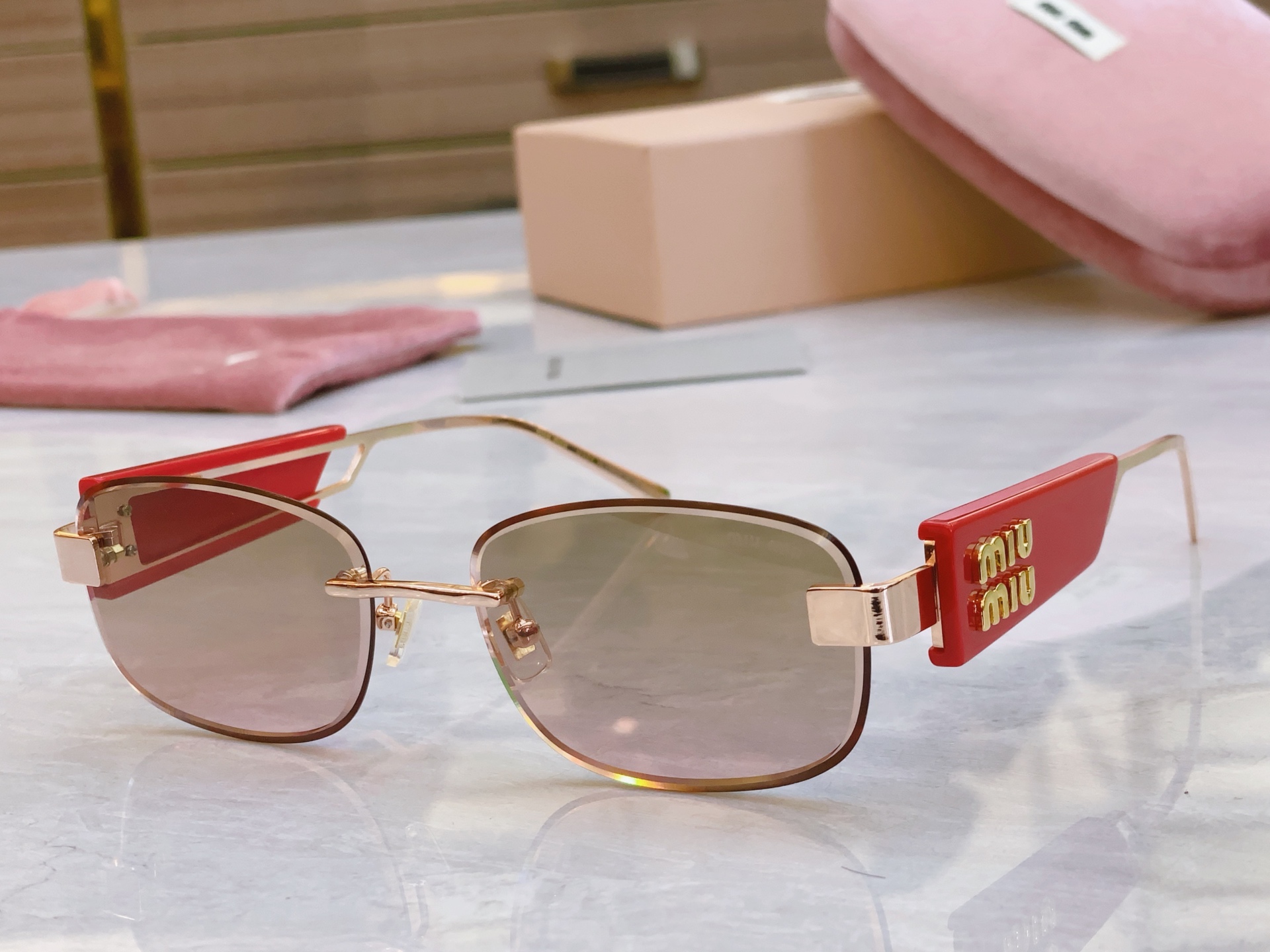 ，【MIU MI*】缪缪新款太阳镜，
MODELMU 129AV，SIZE：58口17-142