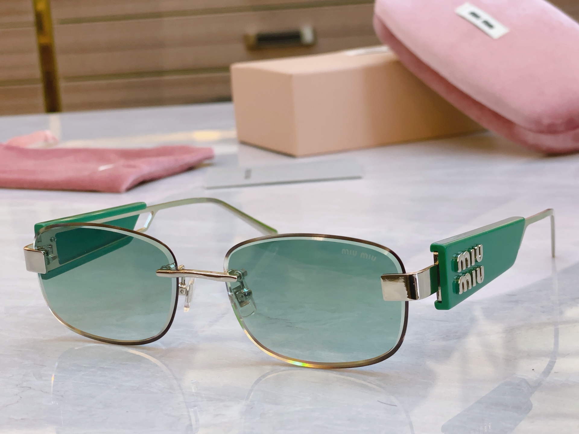 ，【MIU MI*】缪缪新款太阳镜，
MODELMU 129AV，SIZE：58口17-142
