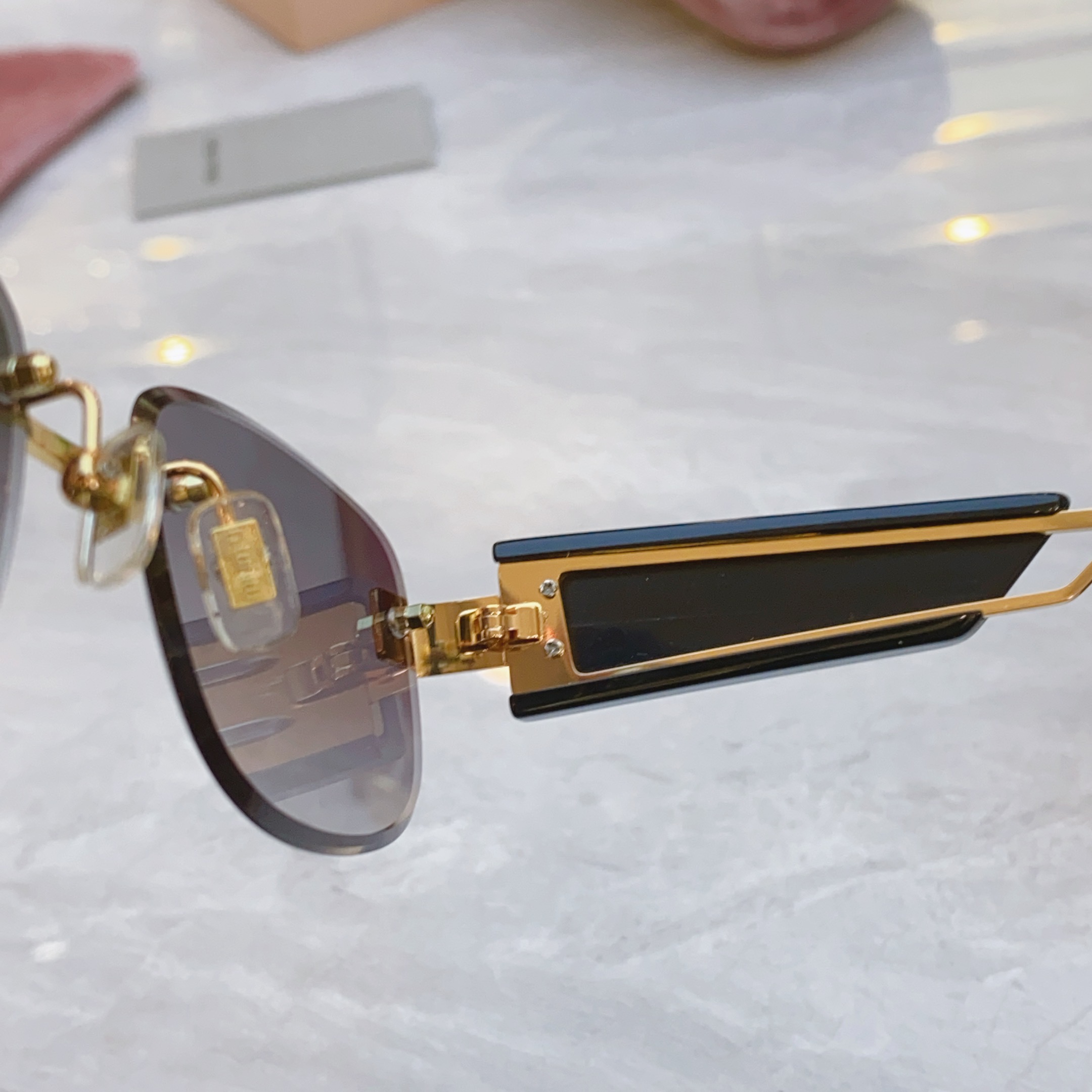 ，【MIU MI*】缪缪新款太阳镜，
MODELMU 129AV，SIZE：58口17-142