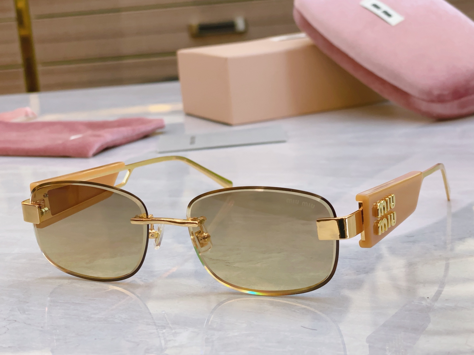 ，【MIU MI*】缪缪新款太阳镜，
MODELMU 129AV，SIZE：58口17-142