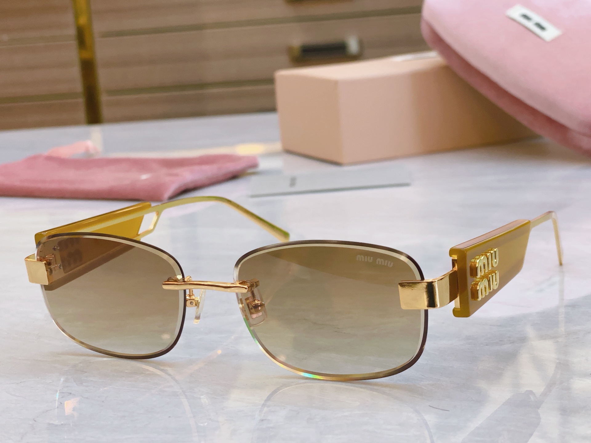 ，【MIU MI*】缪缪新款太阳镜，
MODELMU 129AV，SIZE：58口17-142
