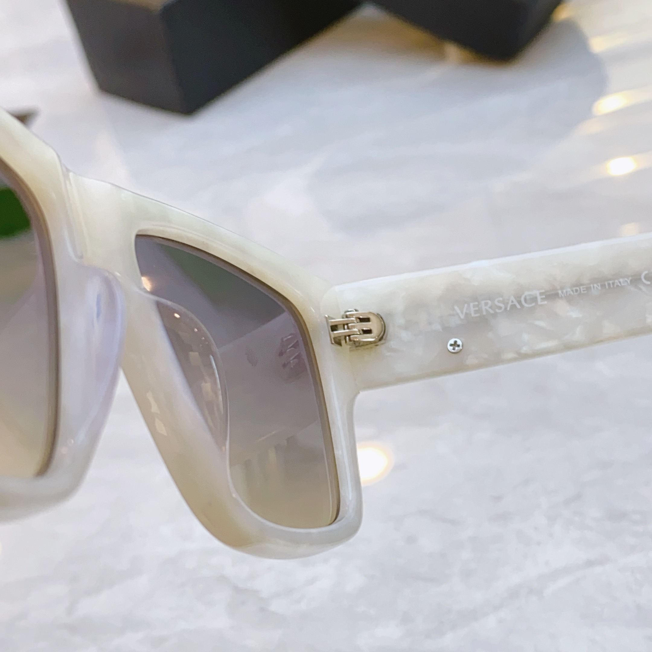 ，【VERSAC*】范思*哲新款太阳镜，
MODEL：VE372N，SIZE：56口17-145