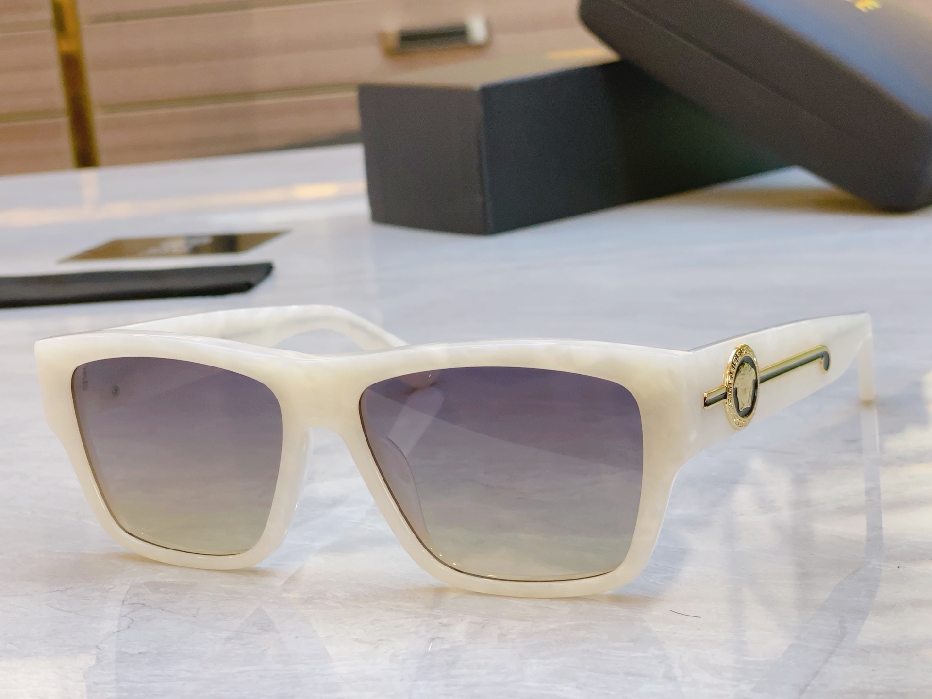 ，【VERSAC*】范思*哲新款太阳镜，
MODEL：VE372N，SIZE：56口17-145