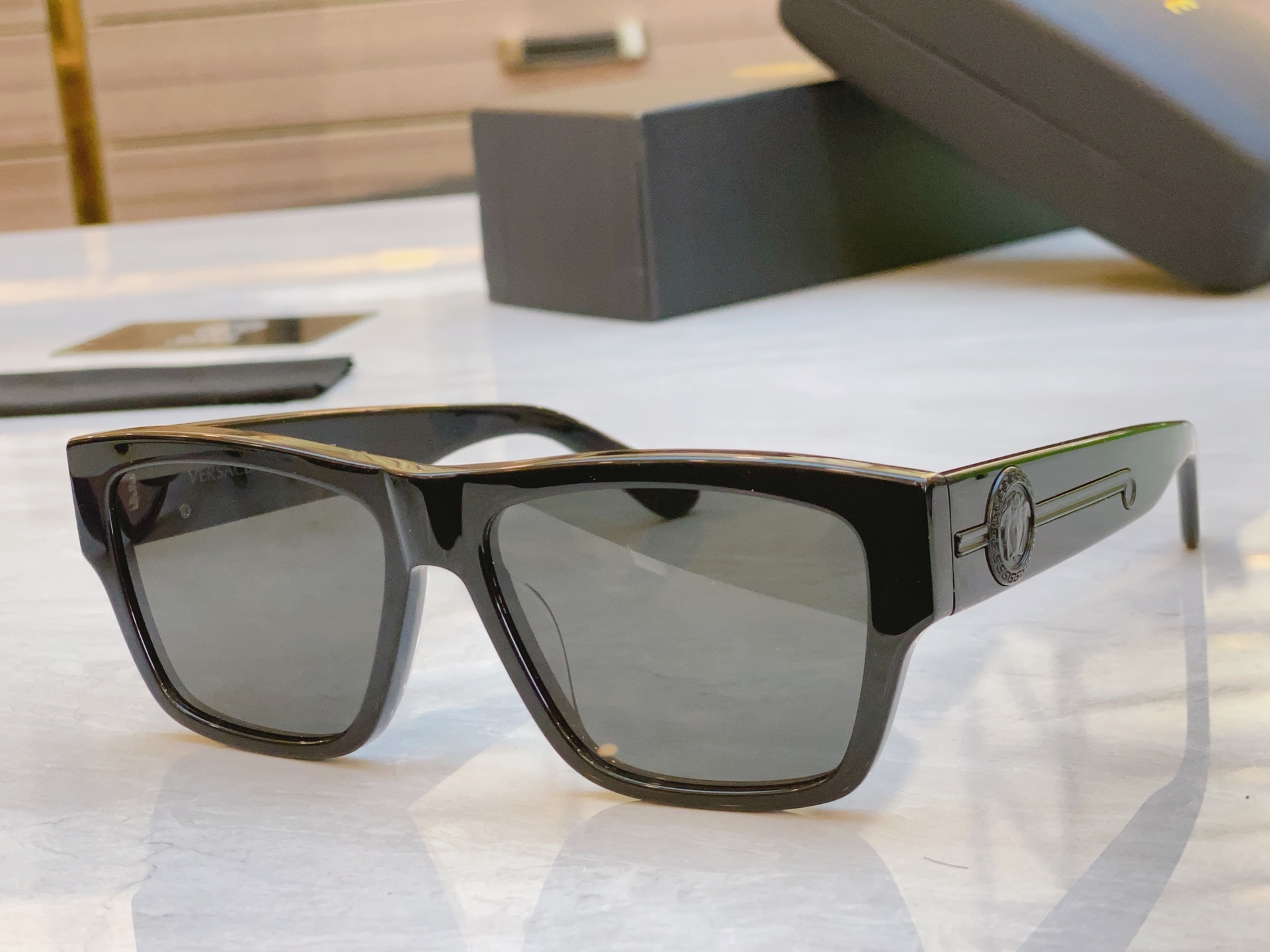，【VERSAC*】范思*哲新款太阳镜，
MODEL：VE372N，SIZE：56口17-145