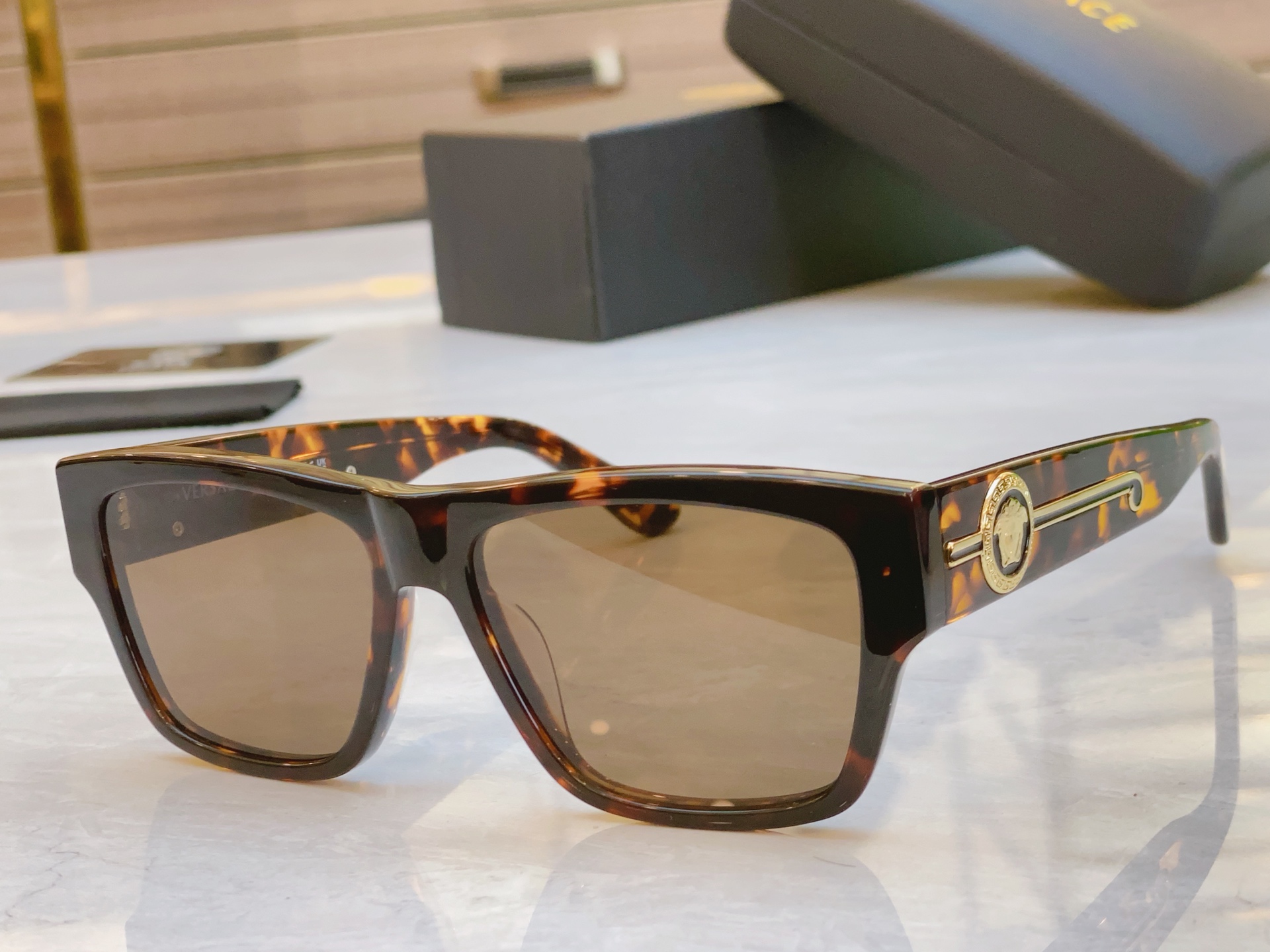 ，【VERSAC*】范思*哲新款太阳镜，
MODEL：VE372N，SIZE：56口17-145