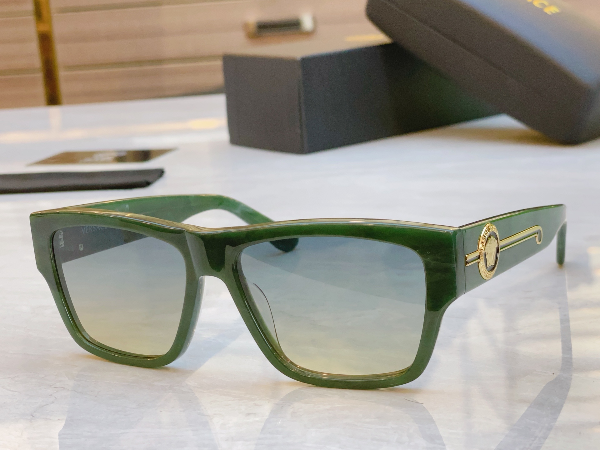，【VERSAC*】范思*哲新款太阳镜，
MODEL：VE372N，SIZE：56口17-145