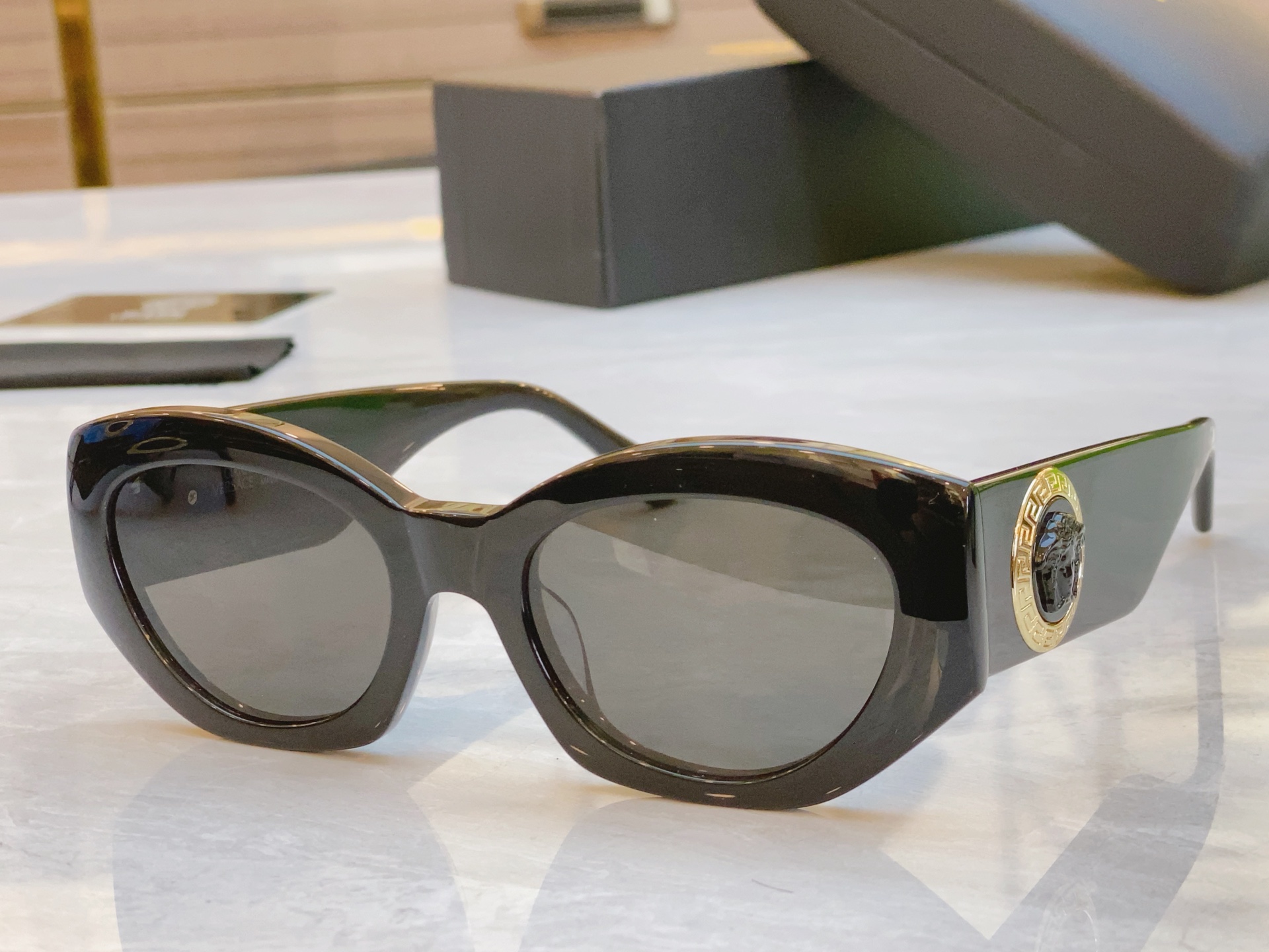 ，【VERSAC*】范思*哲新款太阳镜，
MODEL：VE420/E，SIZE：52口21-145