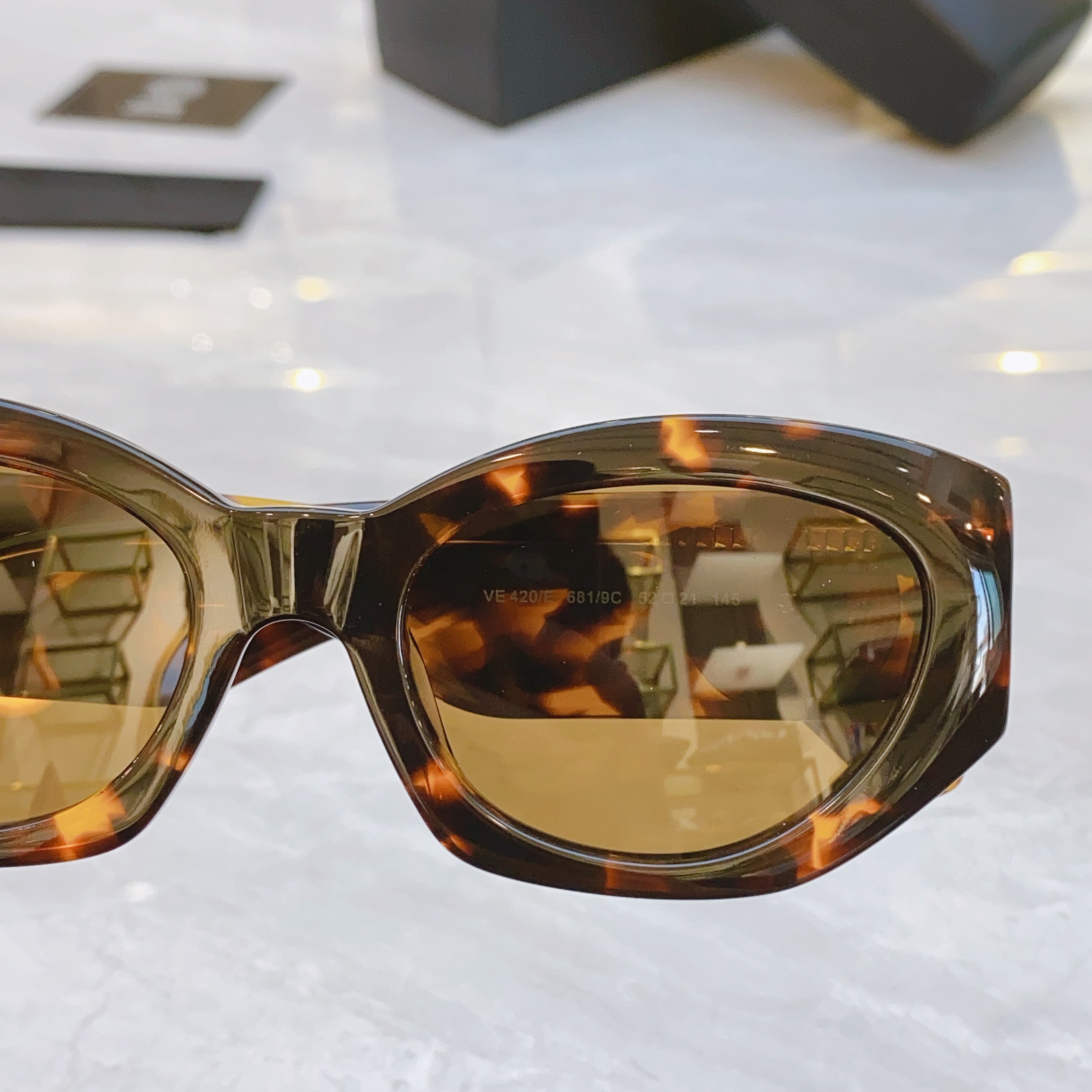 ，【VERSAC*】范思*哲新款太阳镜，
MODEL：VE420/E，SIZE：52口21-145