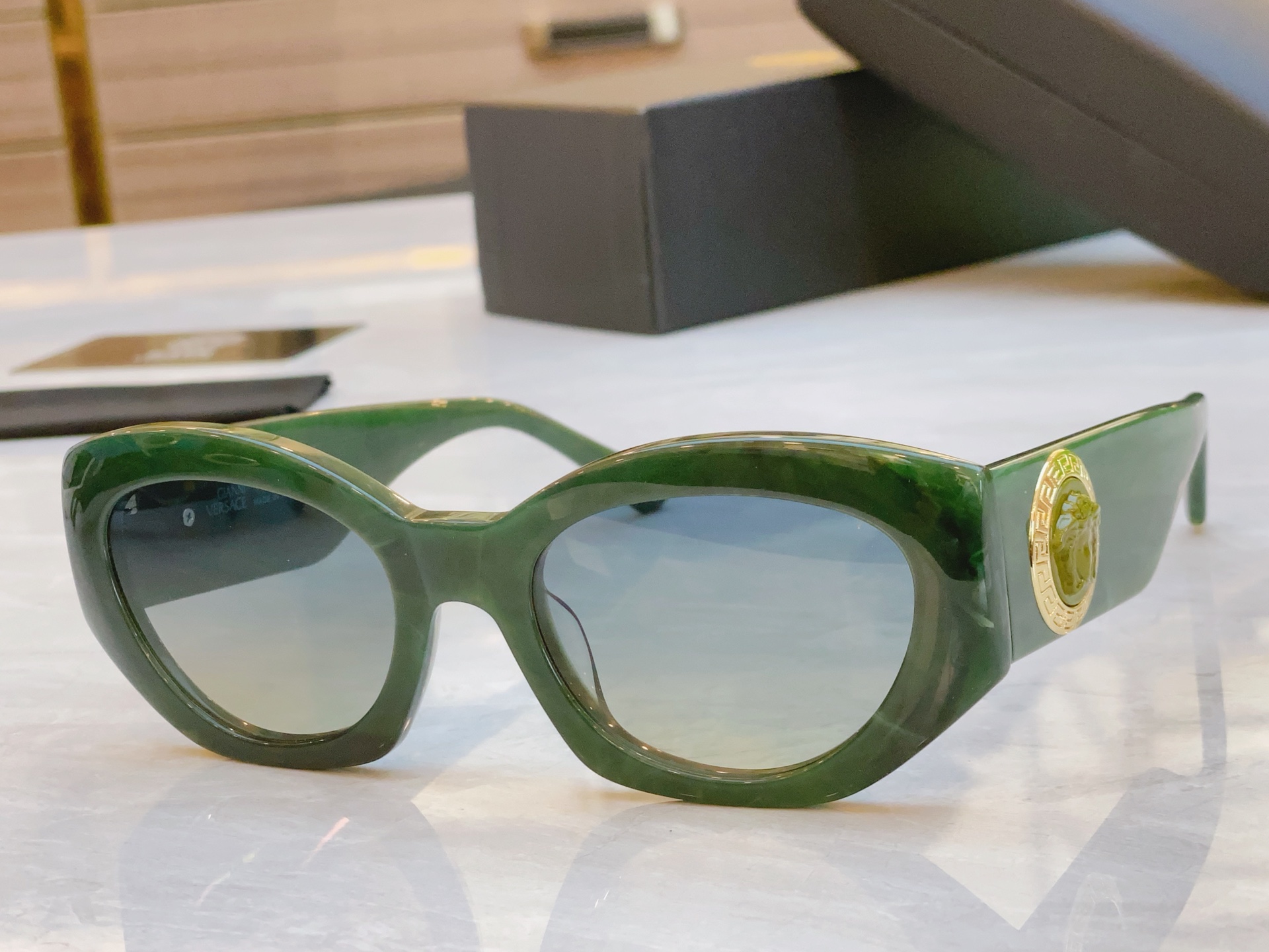 ，【VERSAC*】范思*哲新款太阳镜，
MODEL：VE420/E，SIZE：52口21-145