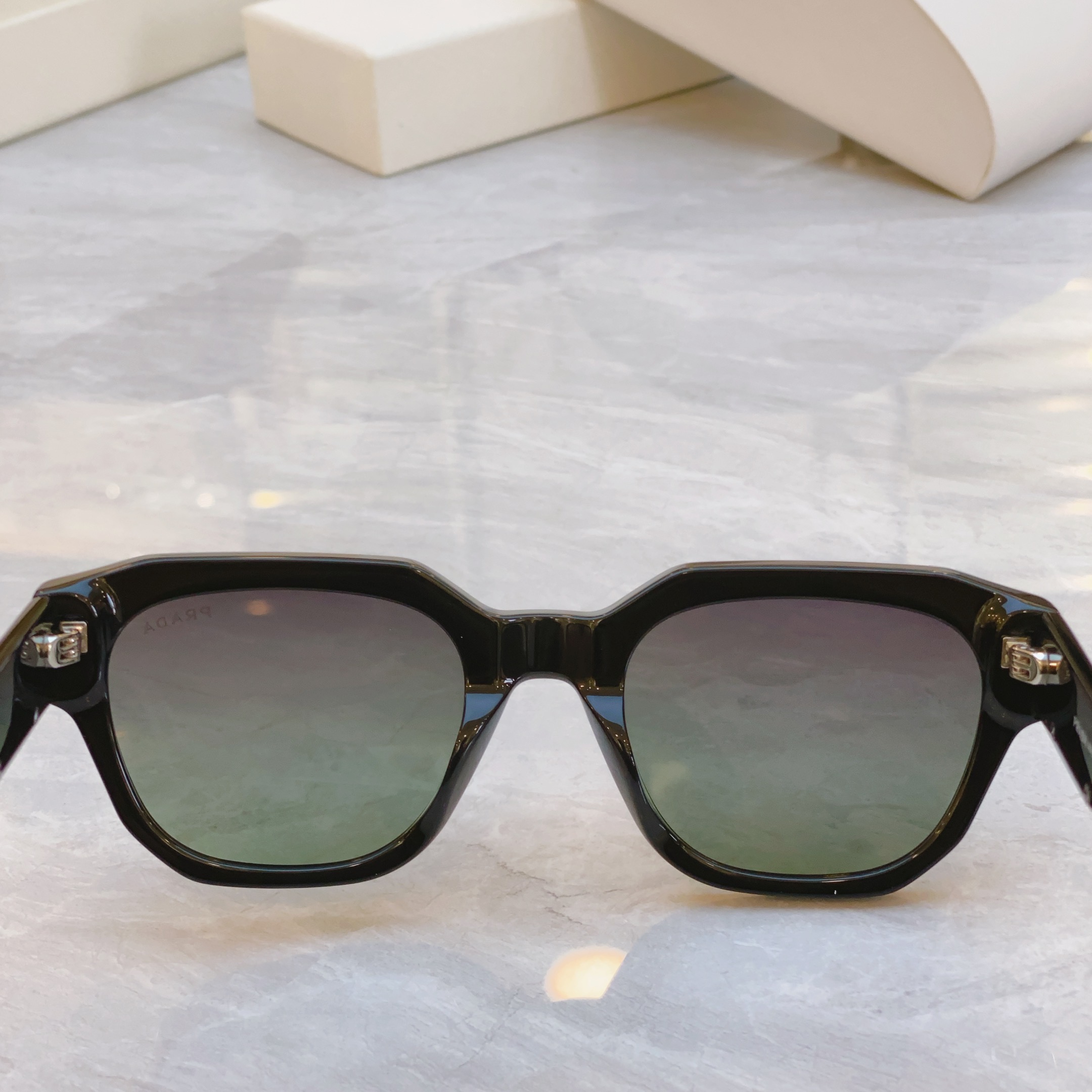 ，【PRAD*】普拉*达新款太阳镜，
MODEL：PRA 81-S，SIZE：52口22-145